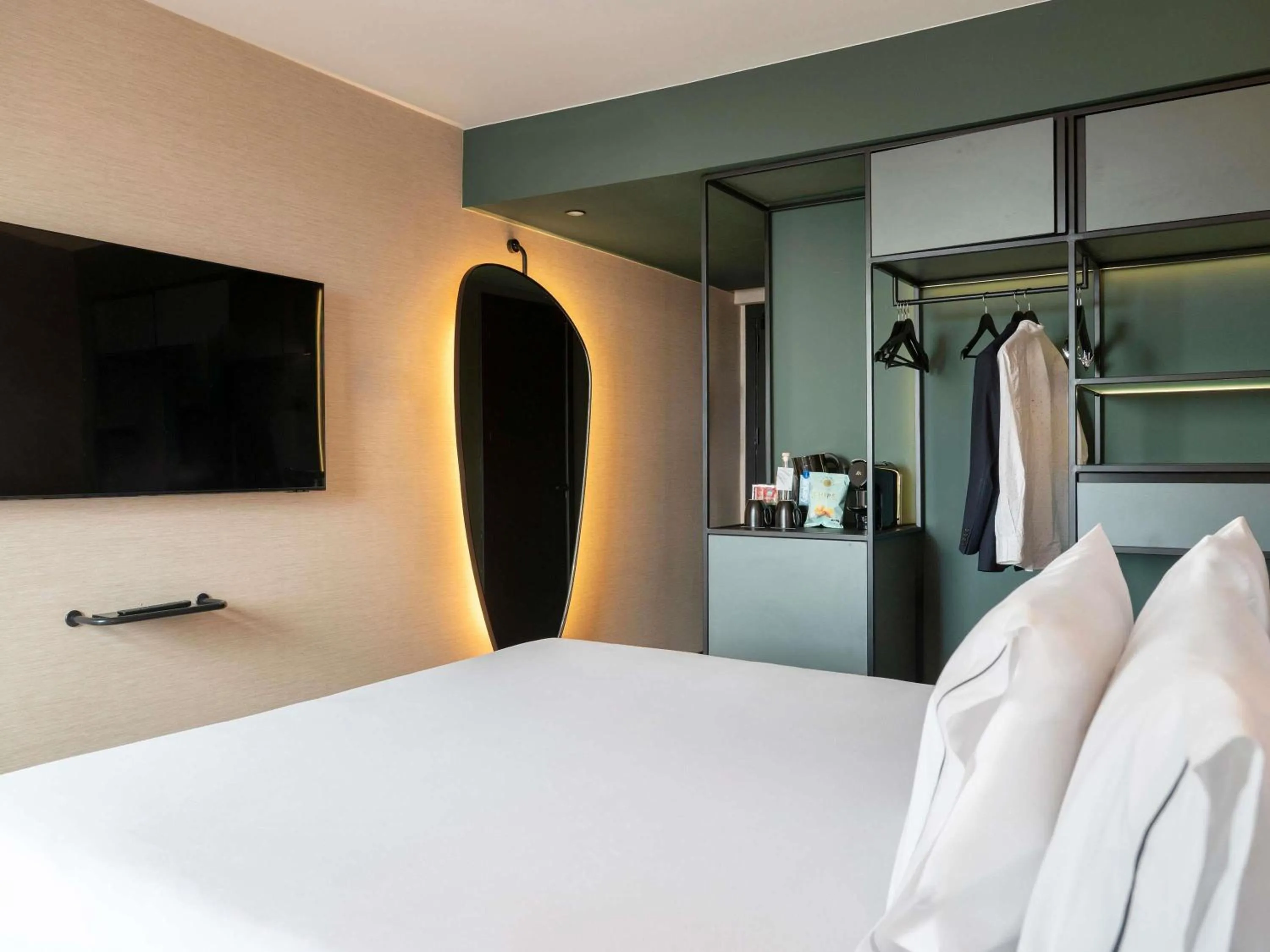 Bedroom, Bed in Novotel Valencia Lavant