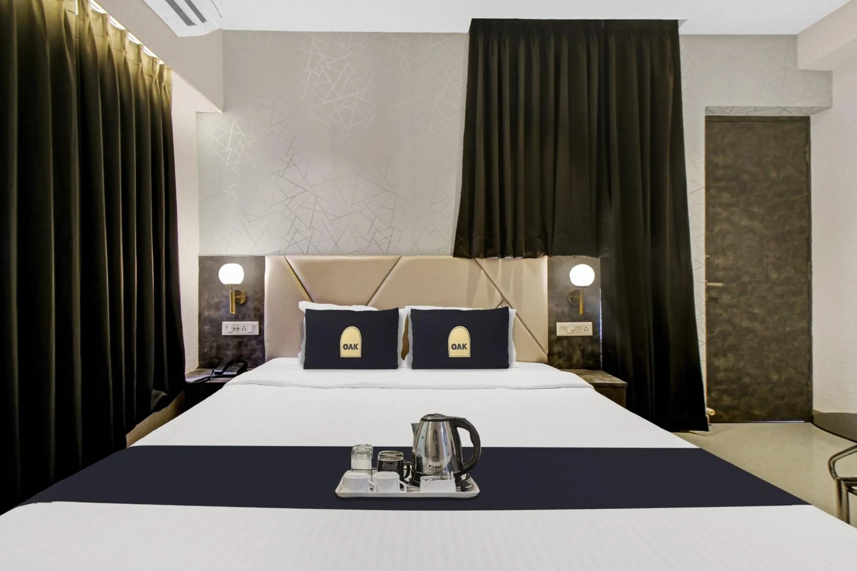 Facade/entrance, Bed in FabHotel Lake View I