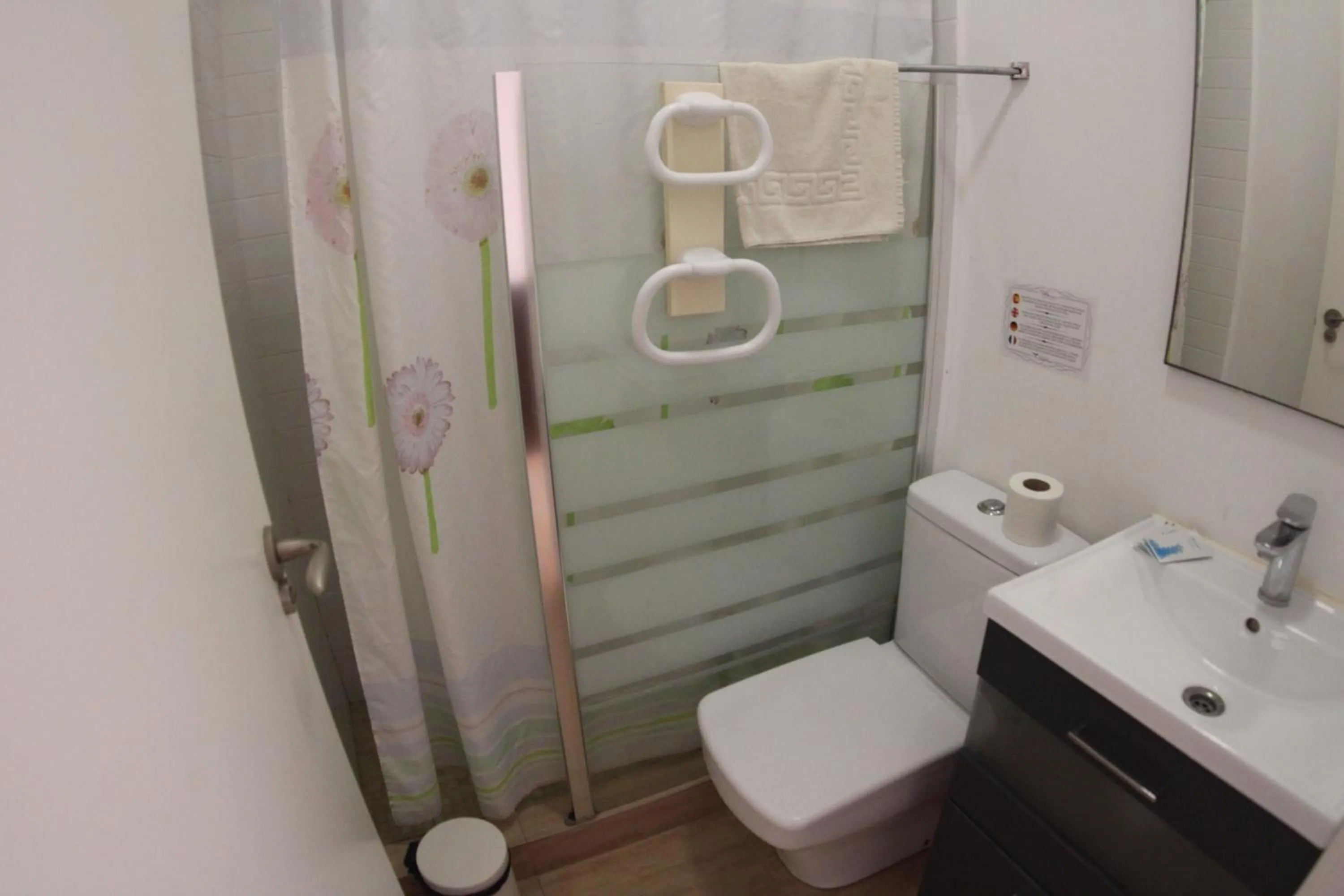 Shower in Apartamentos Marina Internacional