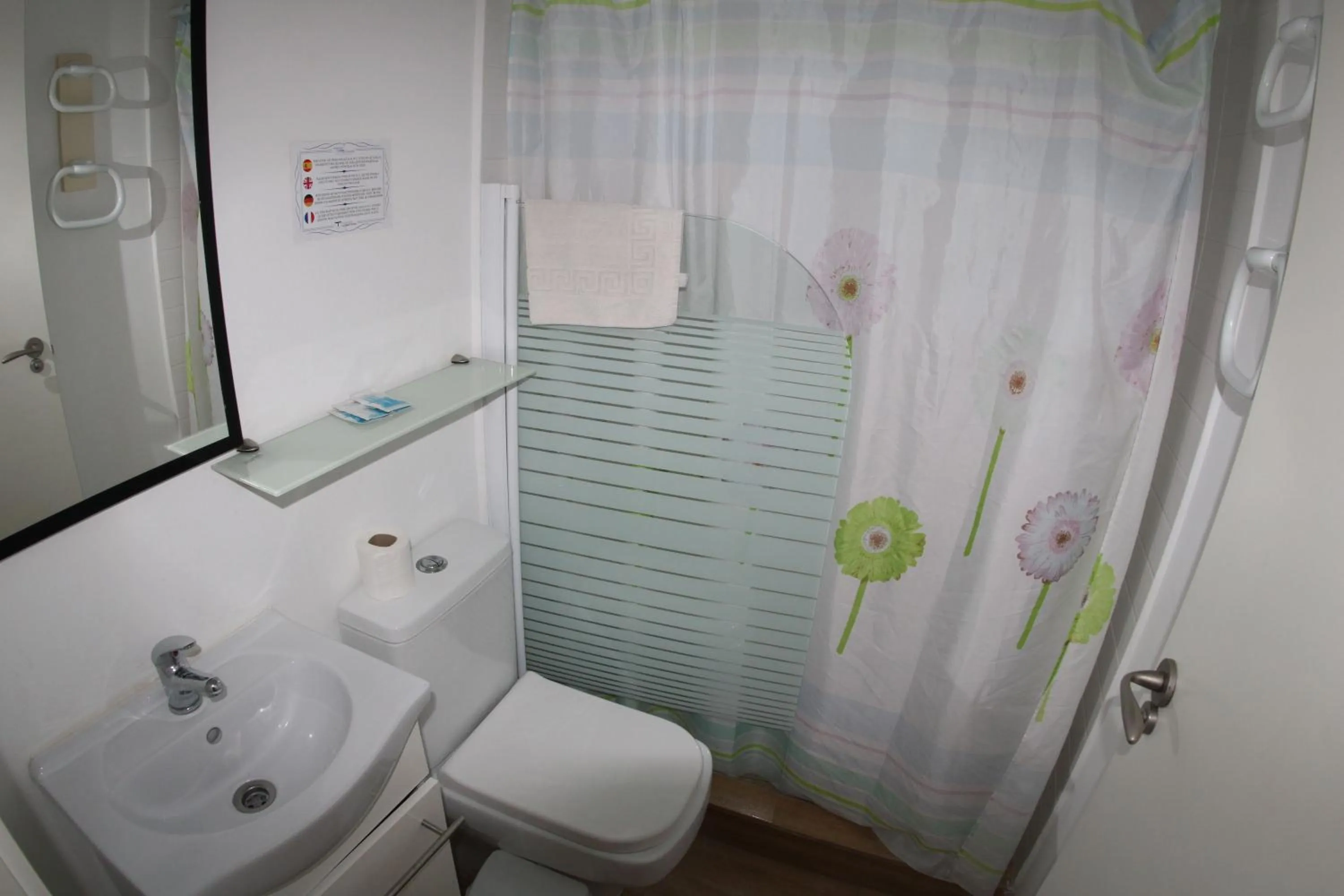 Shower in Apartamentos Marina Internacional