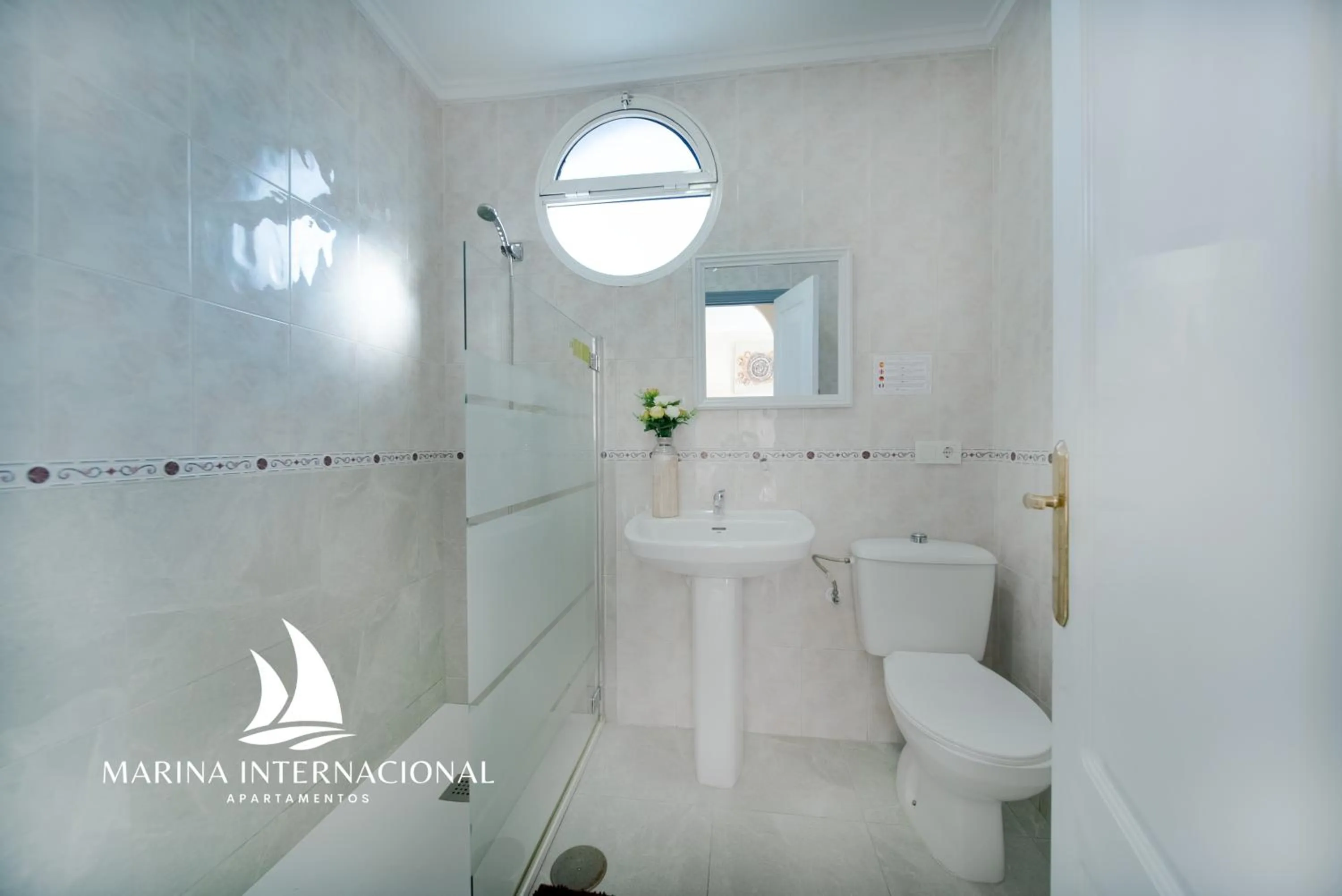 Shower in Apartamentos Marina Internacional