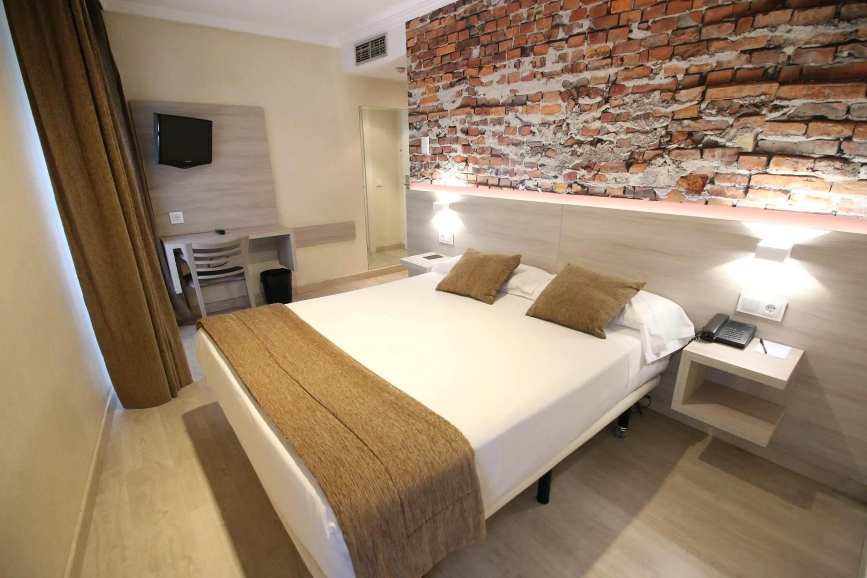 Bed in Hotel Alda San Carlos