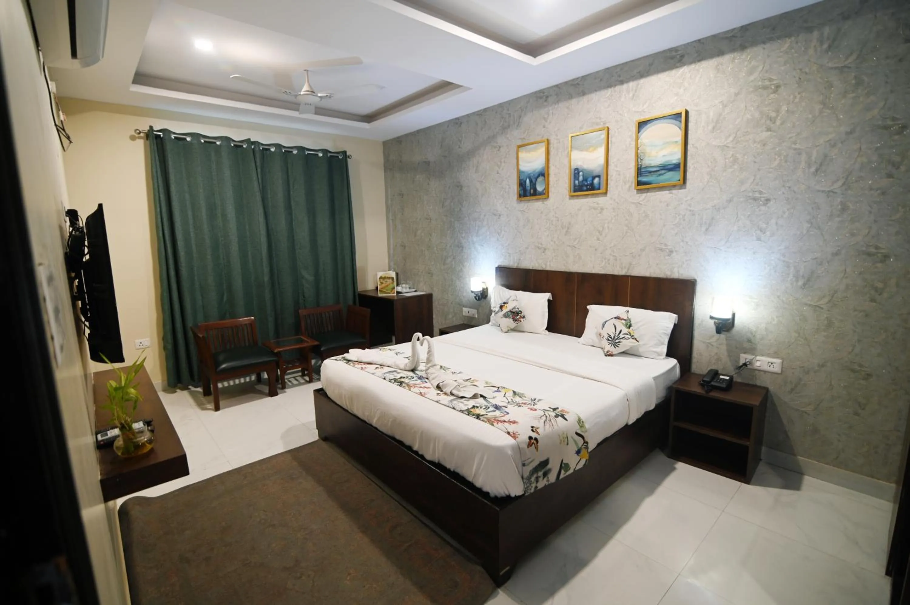 Bedroom, Bed in Jaswinder Bhawan - By The Ganges