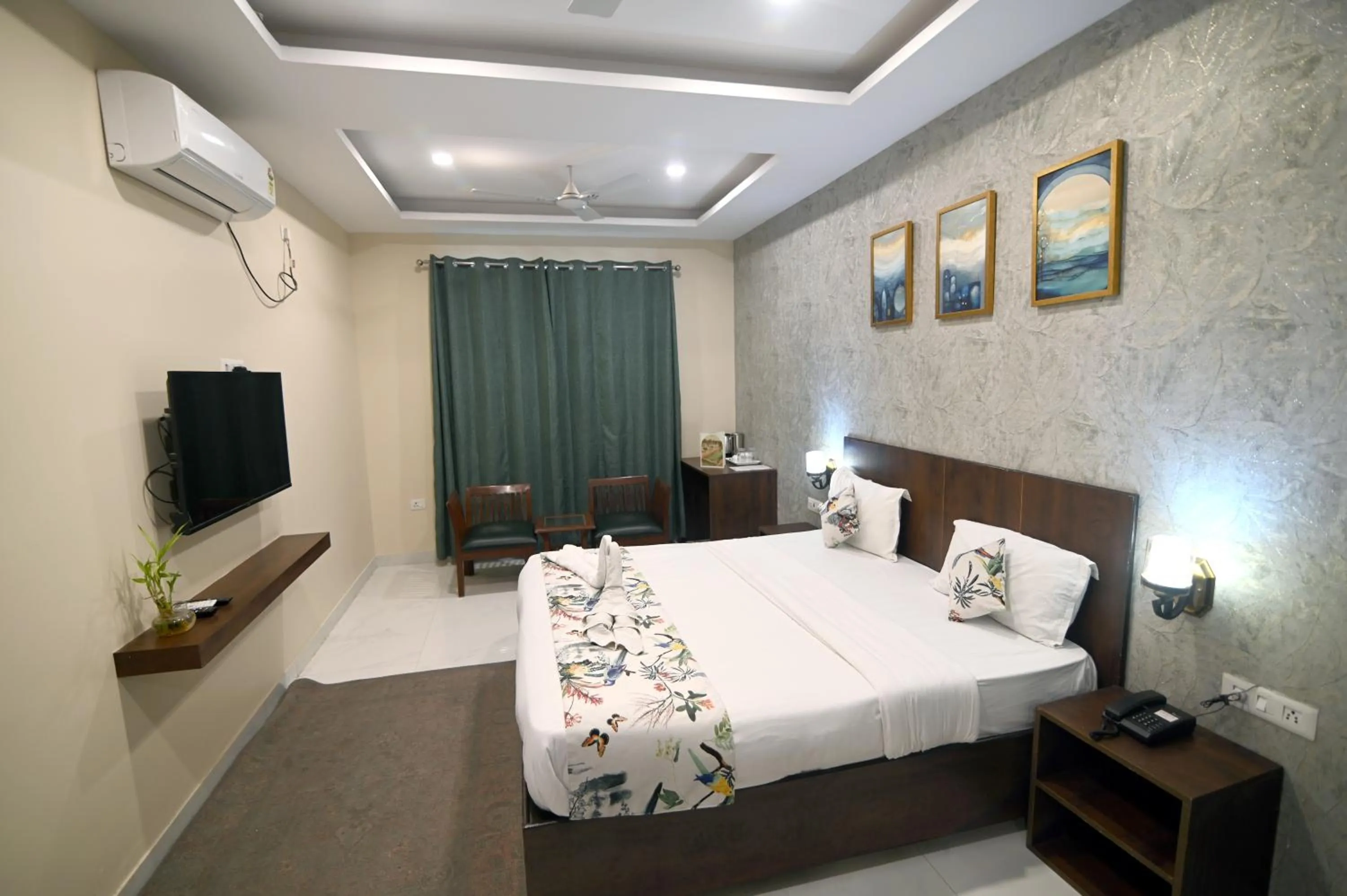 Bedroom, Bed in Jaswinder Bhawan - By The Ganges