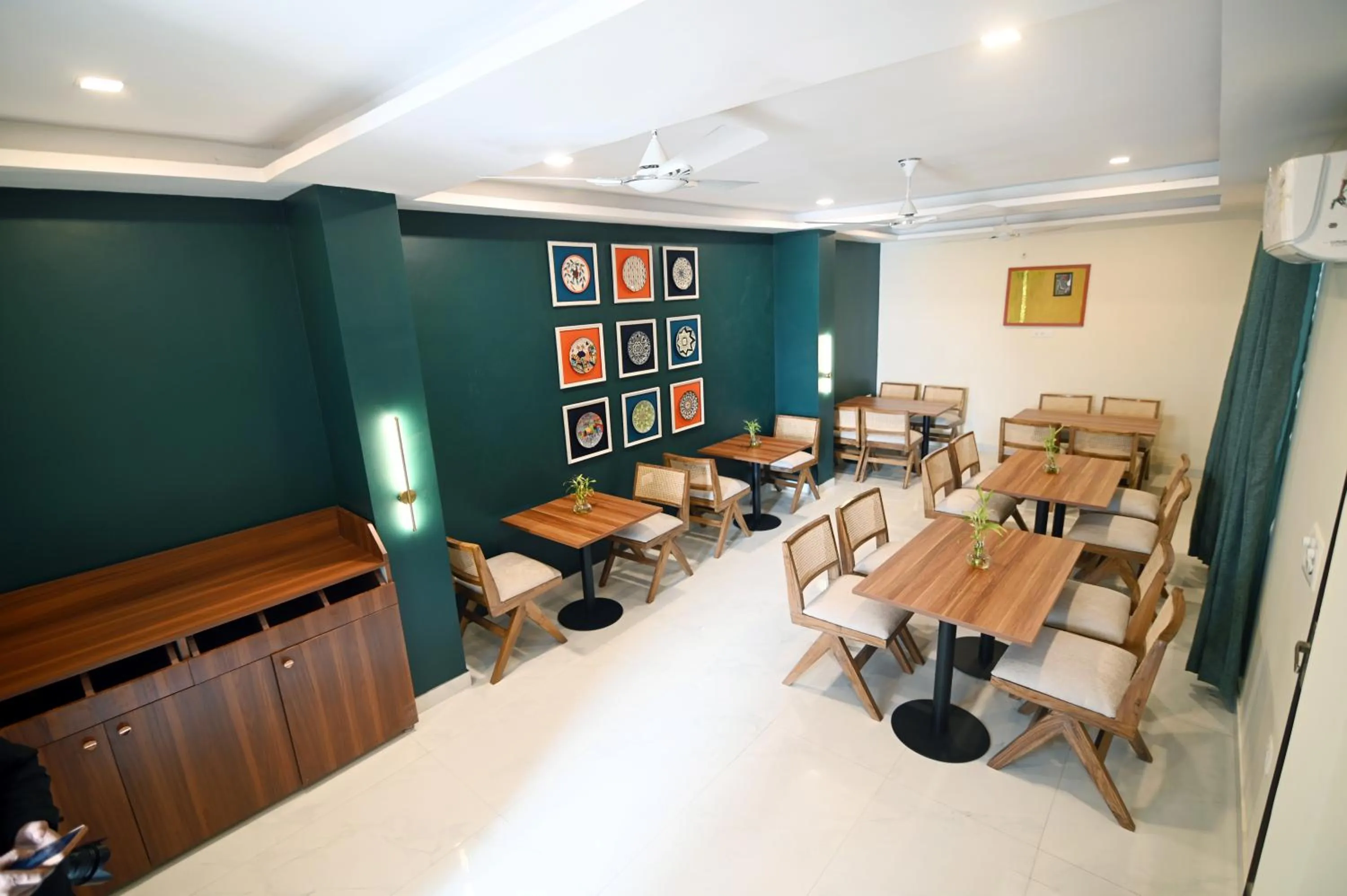 Restaurant/places to eat in Jaswinder Bhawan - By The Ganges