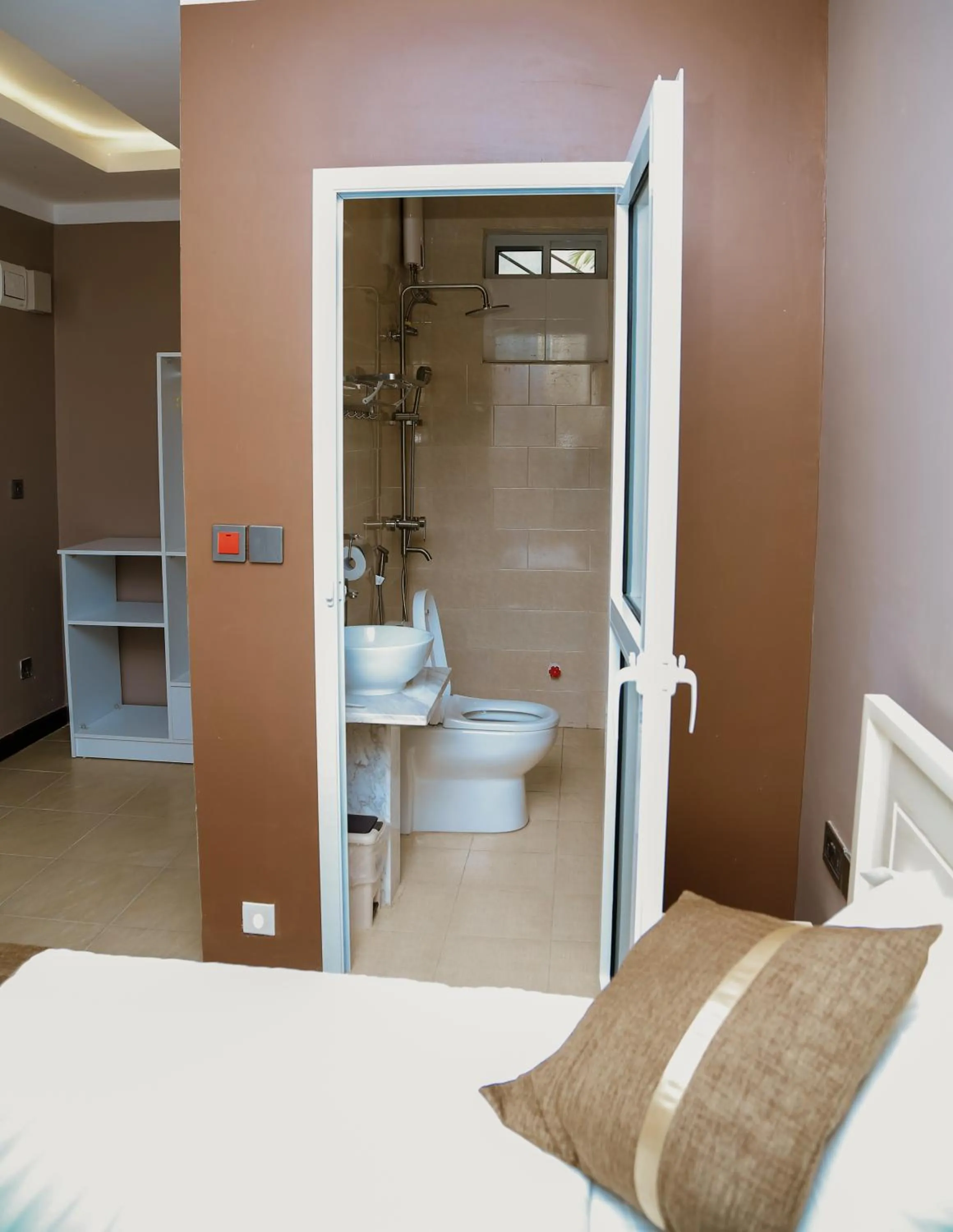 Shower, Bed in Hotel Amaranth