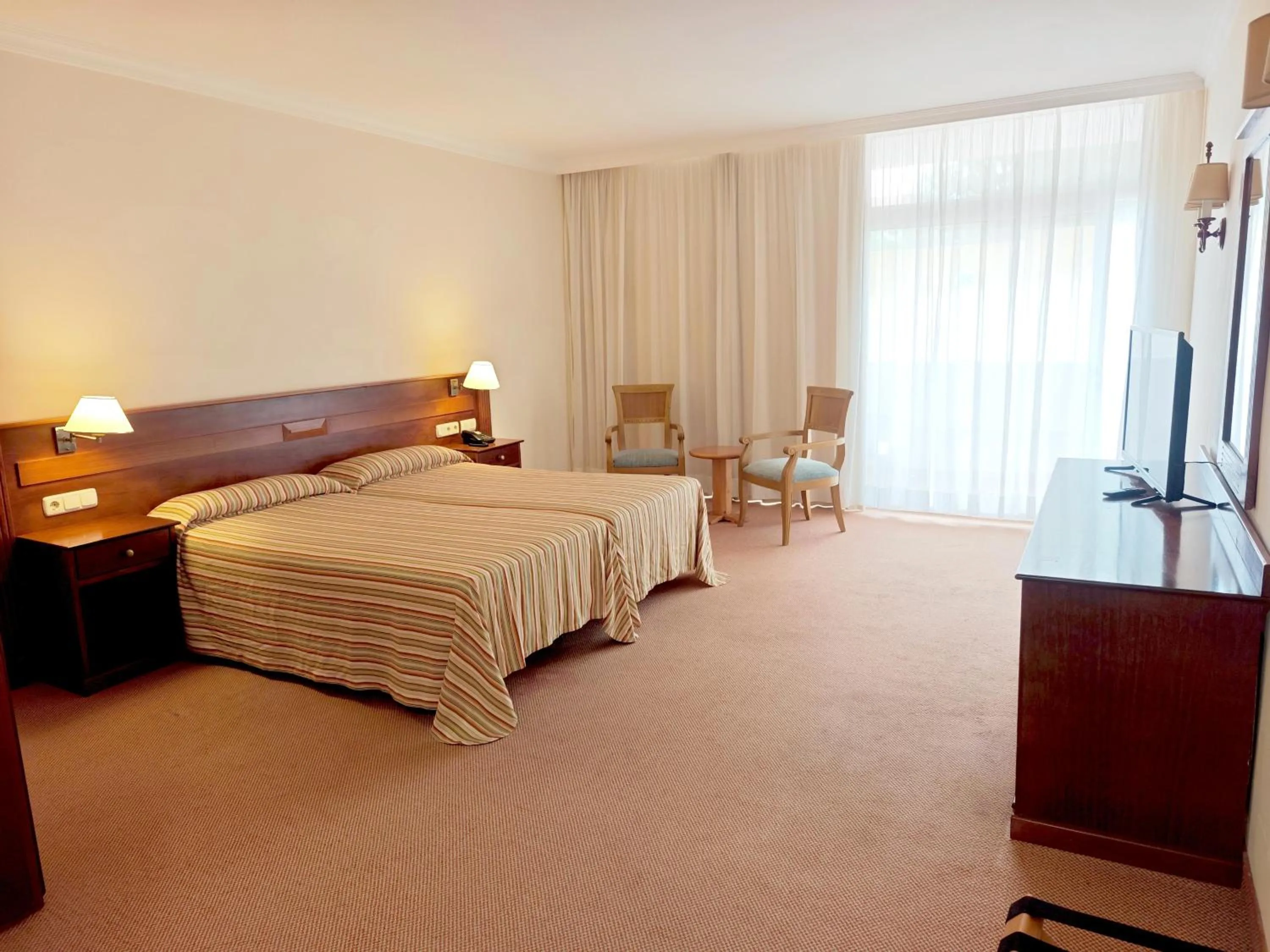 Bedroom, Bed in Complejo BLUESEA Puerto Resort compuesto por Hotel Canarife y Bonanza Palace