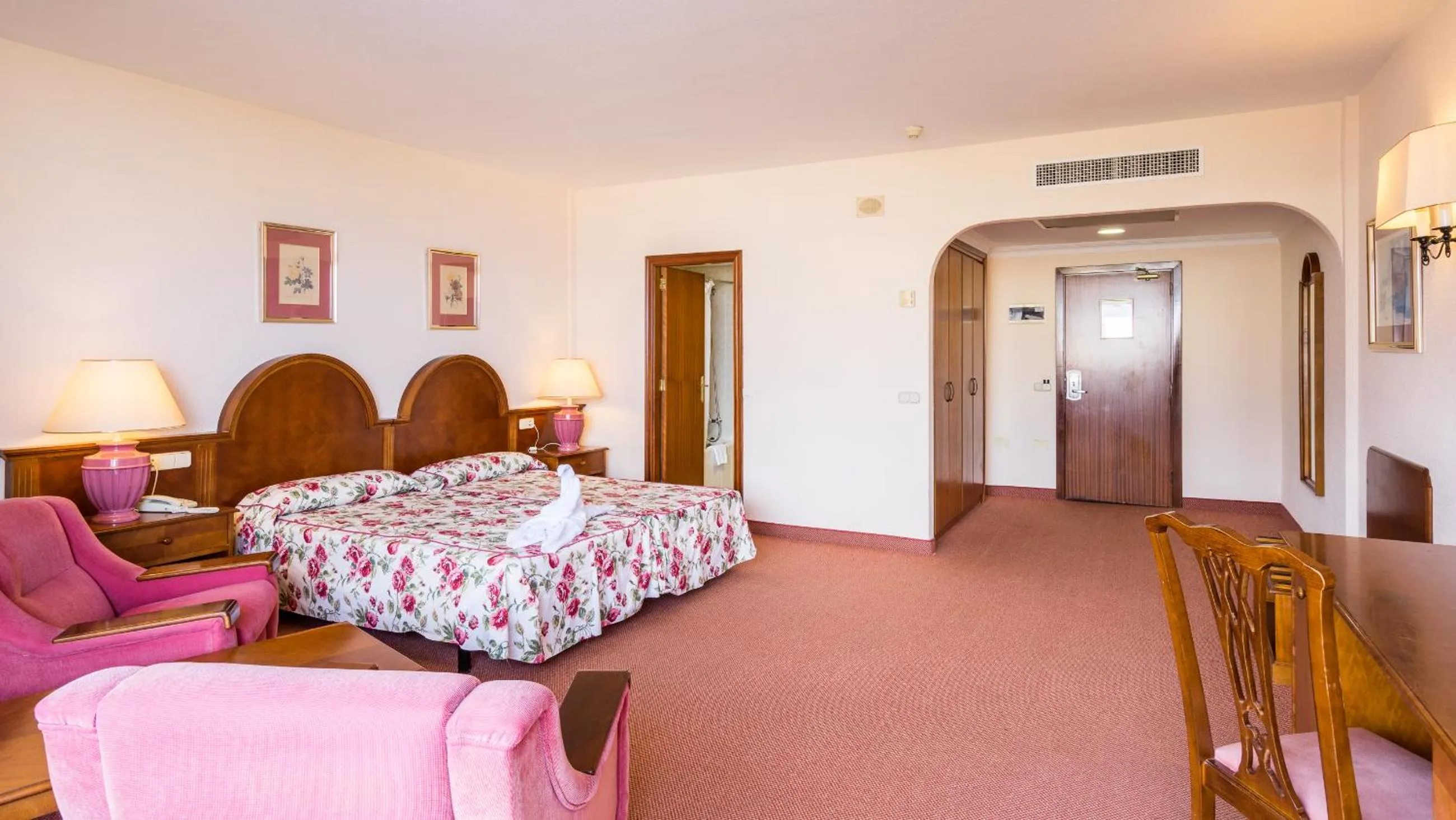 Photo of the whole room, Bed in Complejo BLUESEA Puerto Resort compuesto por Hotel Canarife y Bonanza Palace