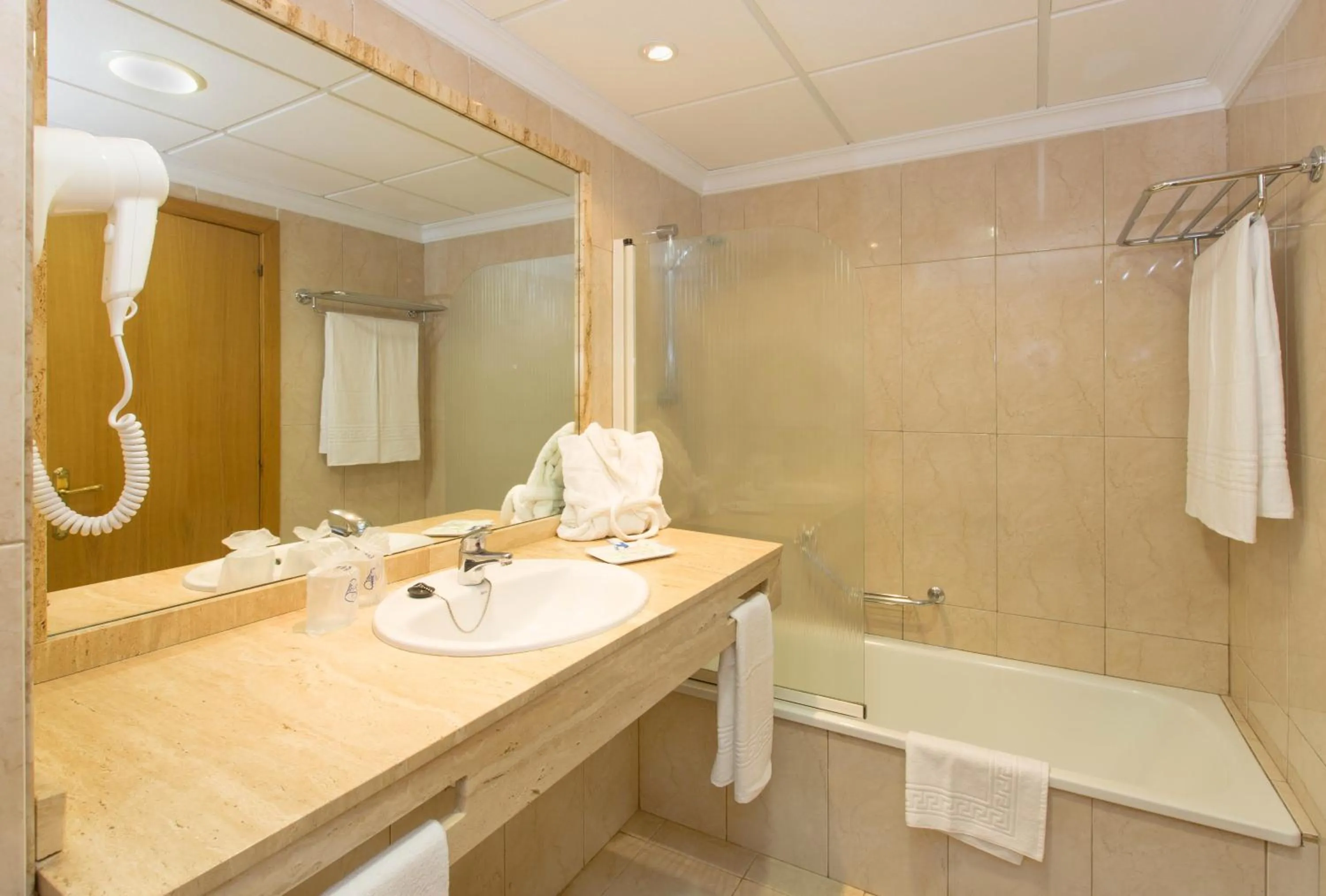 Bathroom in Complejo BLUESEA Puerto Resort compuesto por Hotel Canarife y Bonanza Palace