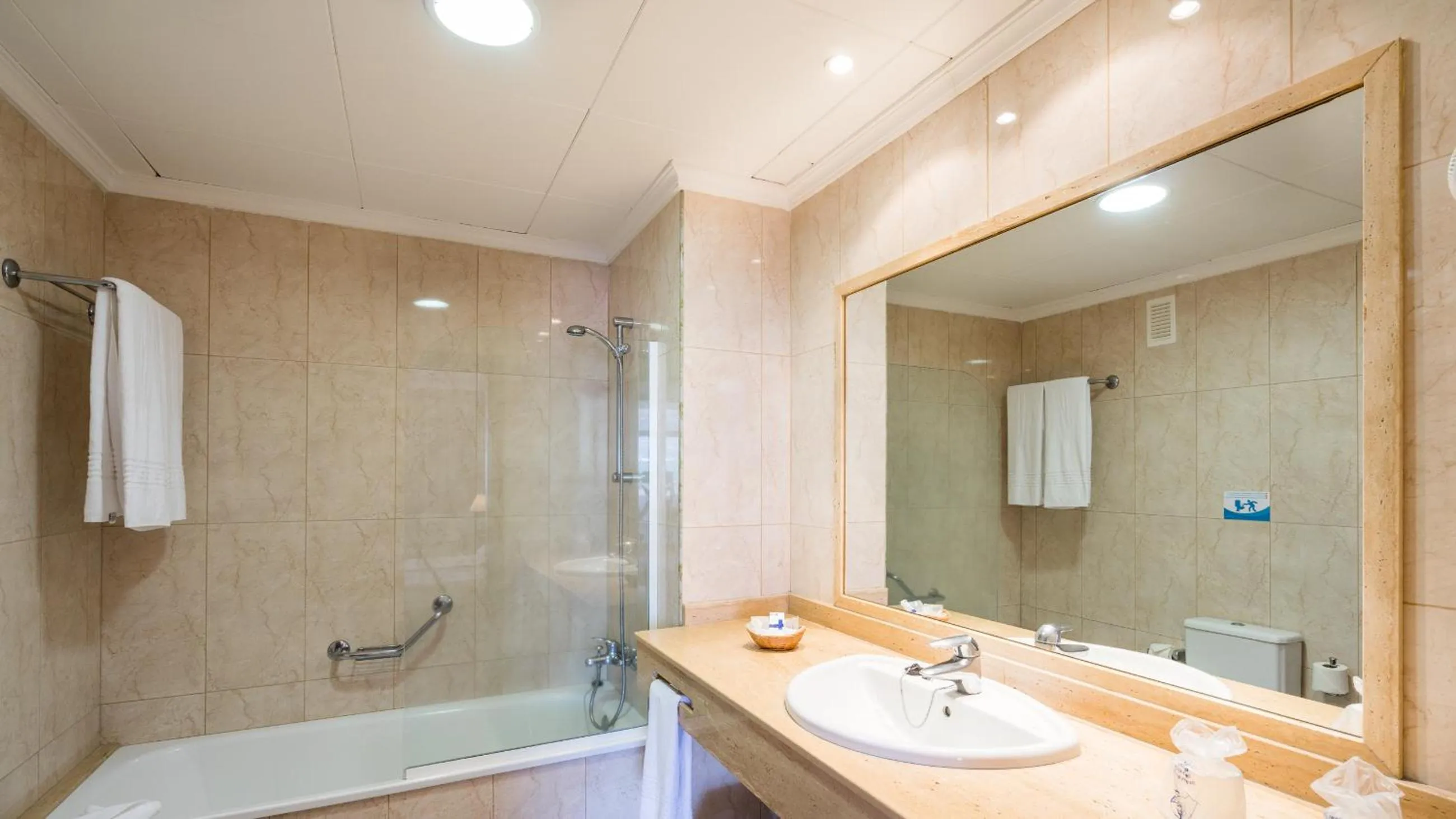 Bathroom in Complejo BLUESEA Puerto Resort compuesto por Hotel Canarife y Bonanza Palace