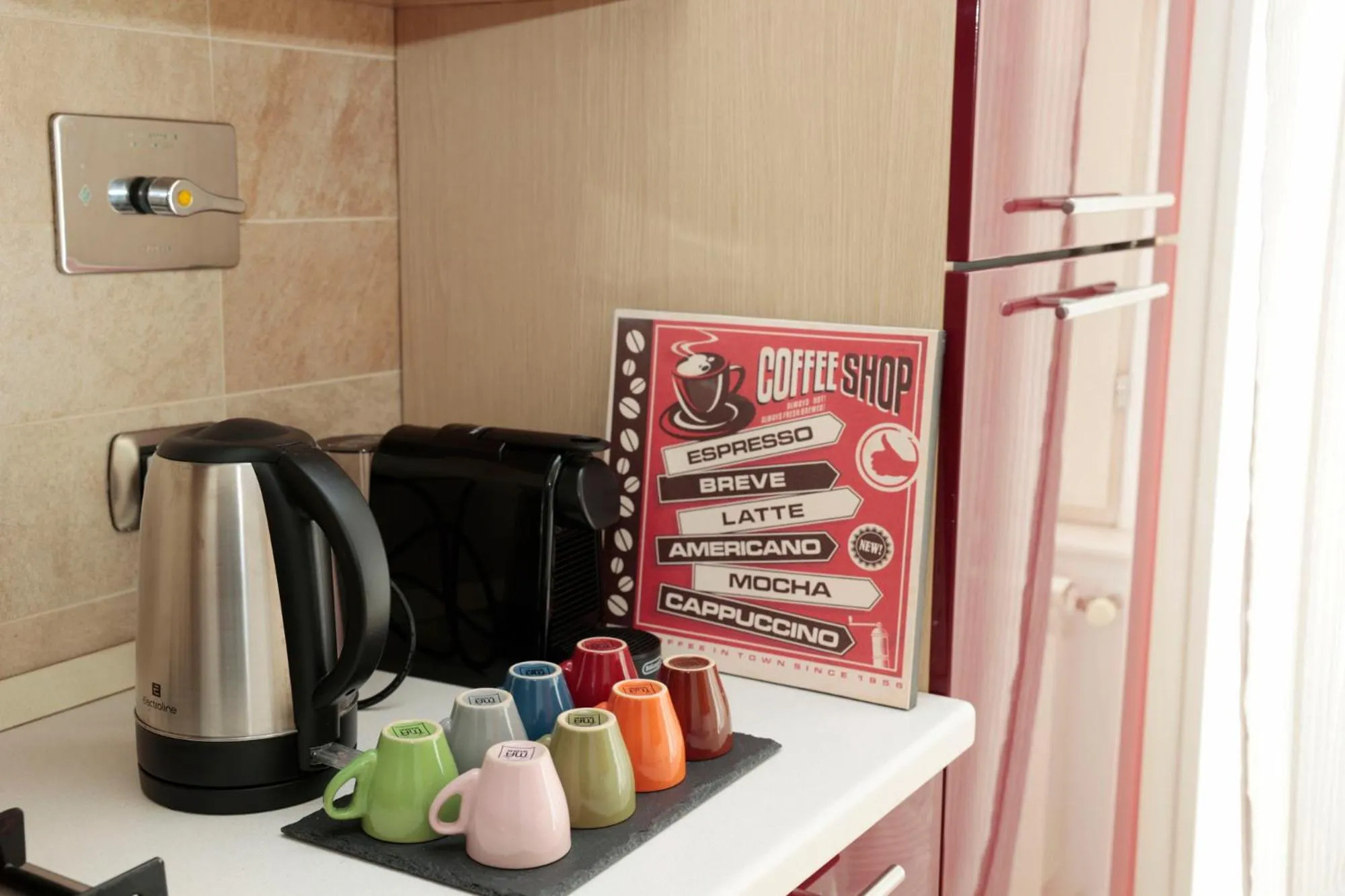 Coffee/tea facilities in Cardinal Vatican Inn