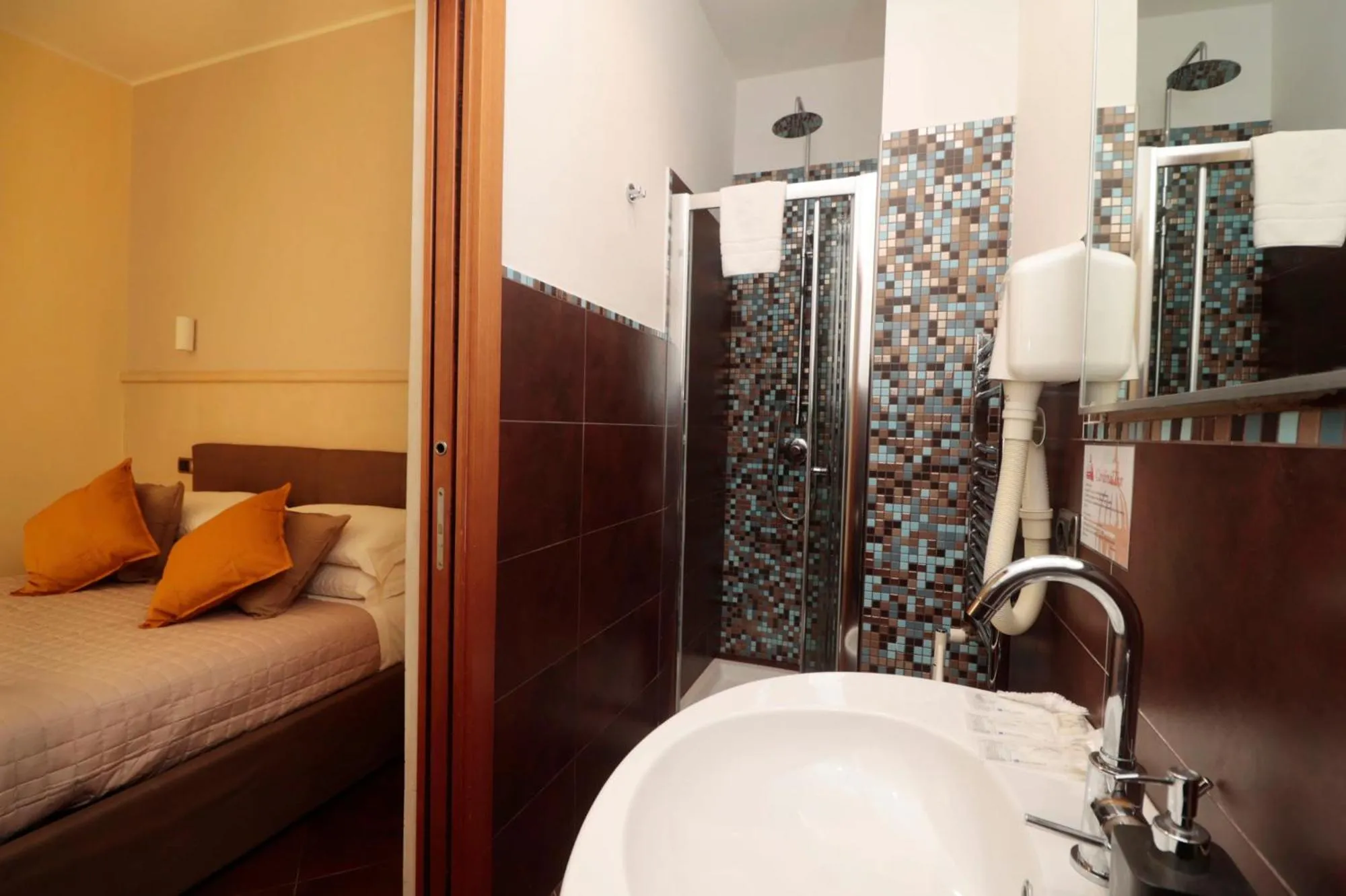 Photo of the whole room, Bed in Cardinal Vatican Inn