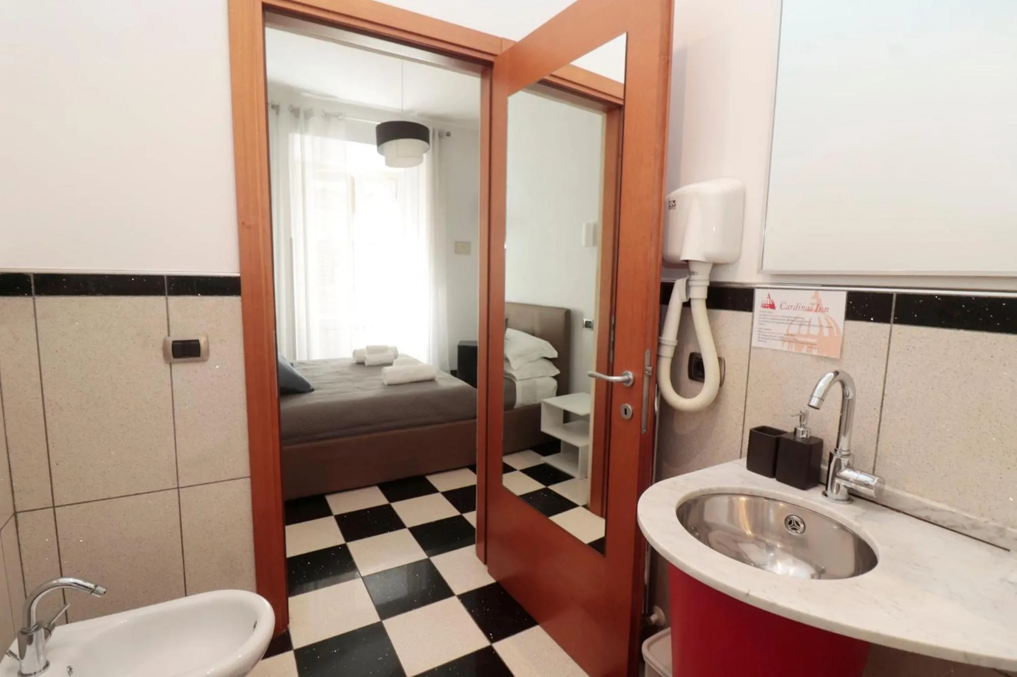 Shower, Bed in Cardinal Vatican Inn