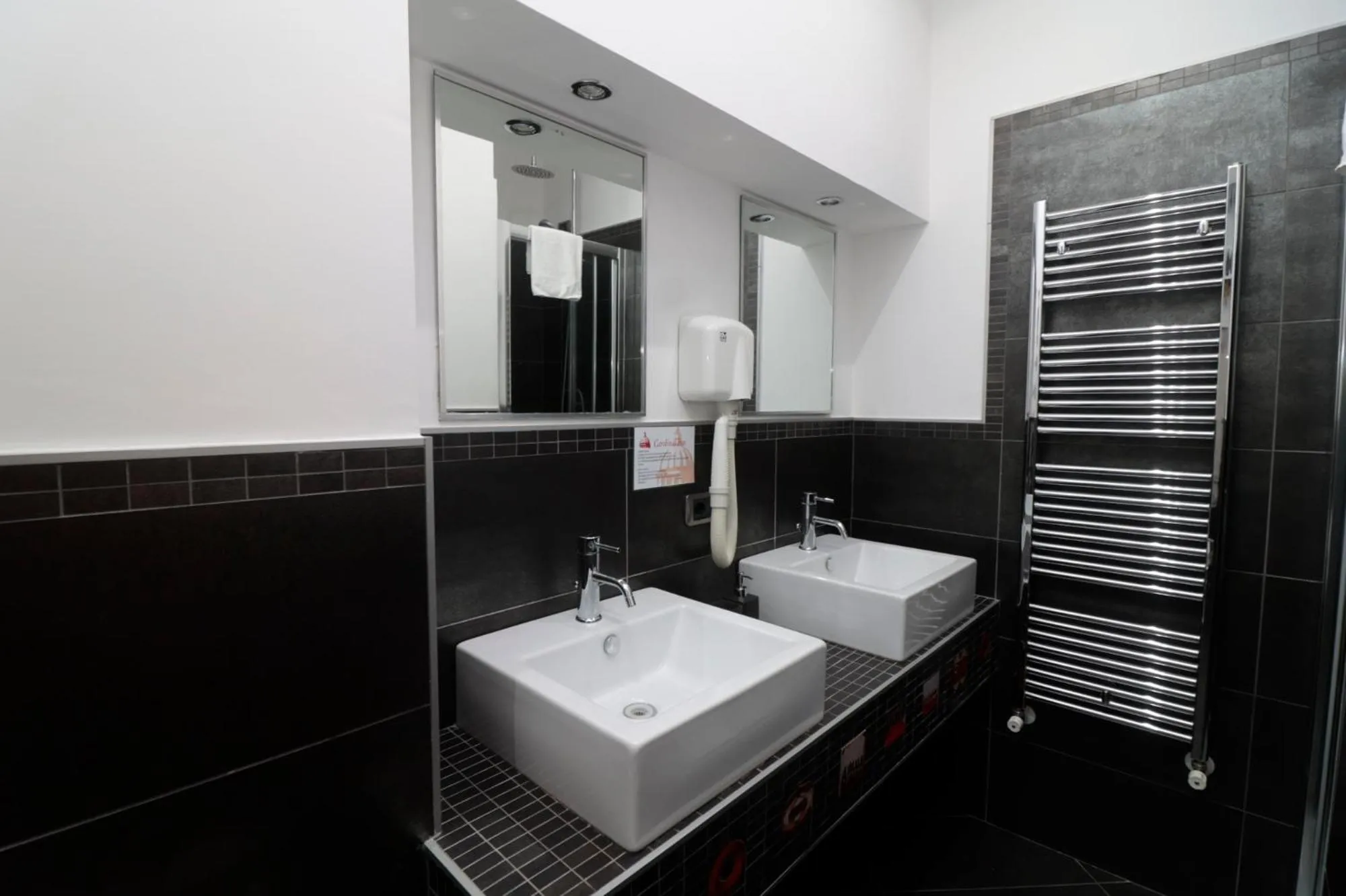 Bathroom in Cardinal Vatican Inn