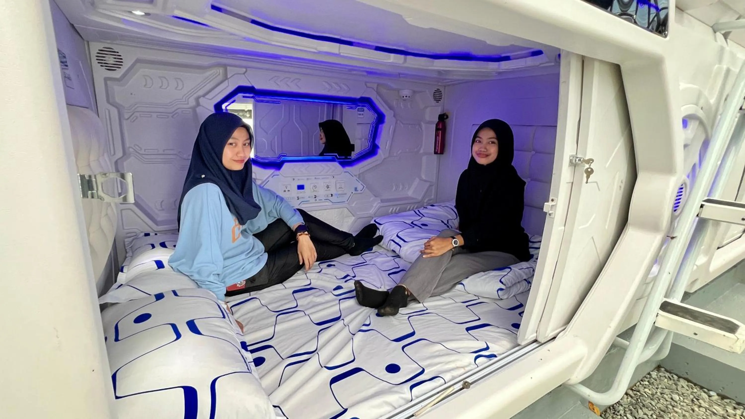 Bedroom, Bed in Happy Garden