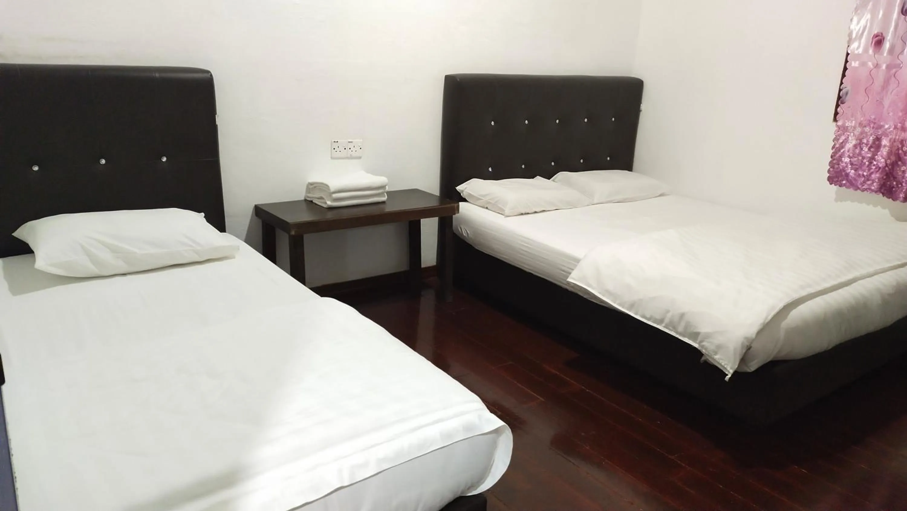 Photo of the whole room, Bed in Happy Garden