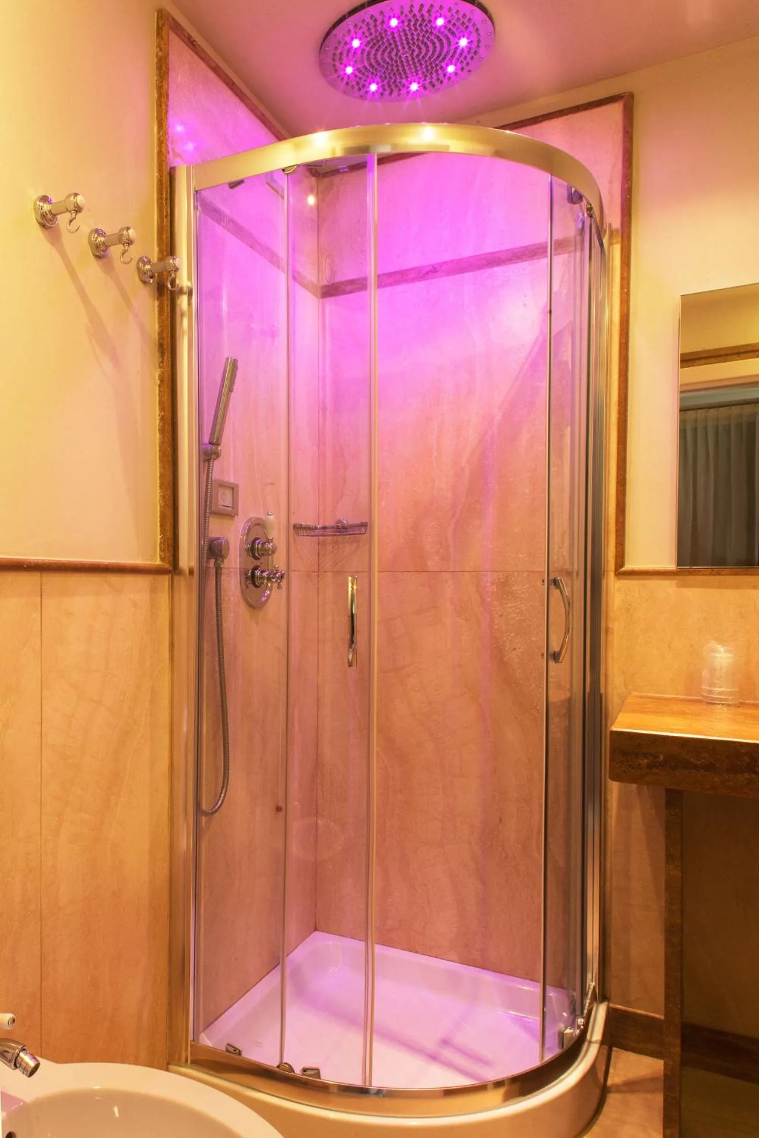 Shower in Hotel Conchiglia