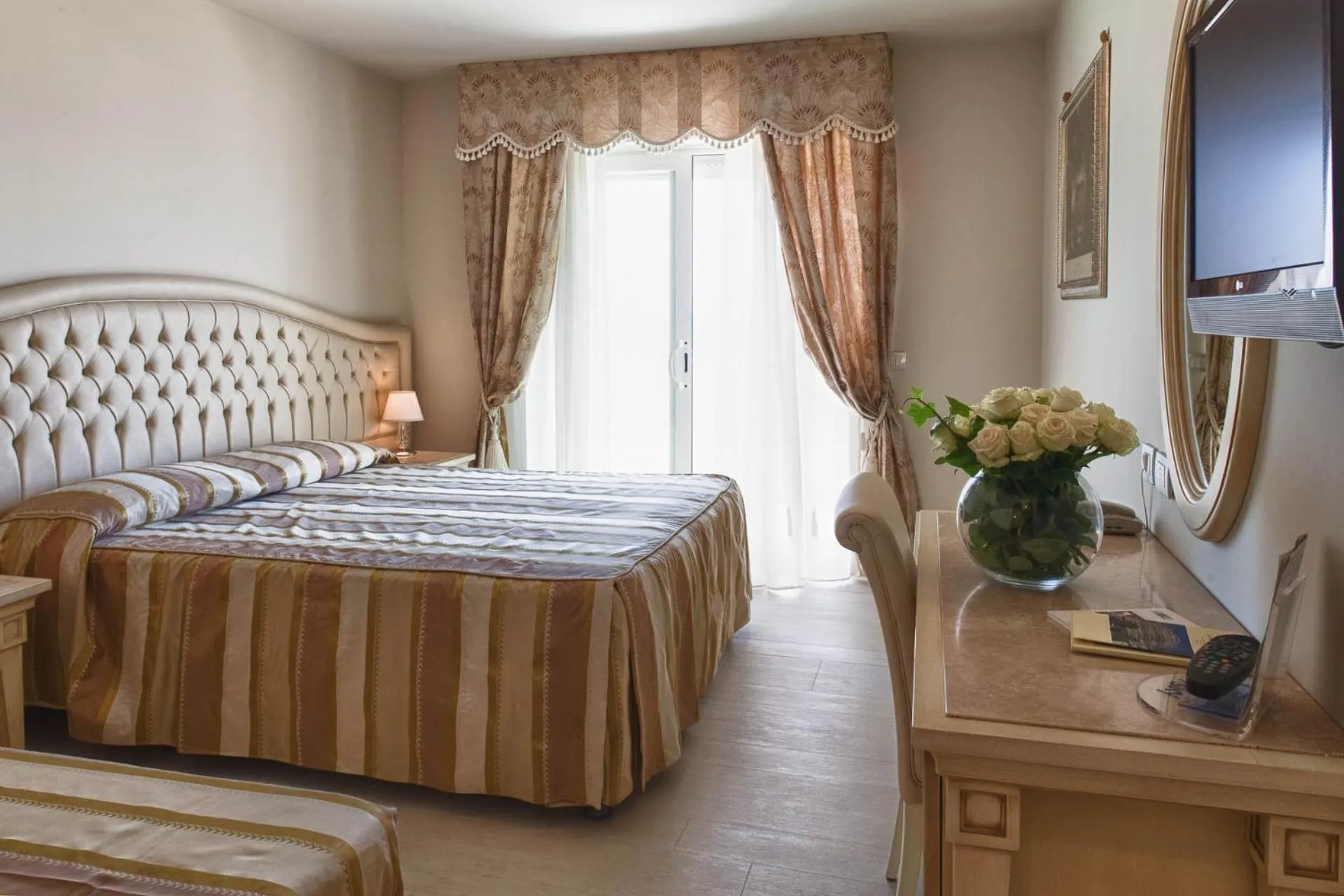 Shower, Bed in Hotel Conchiglia