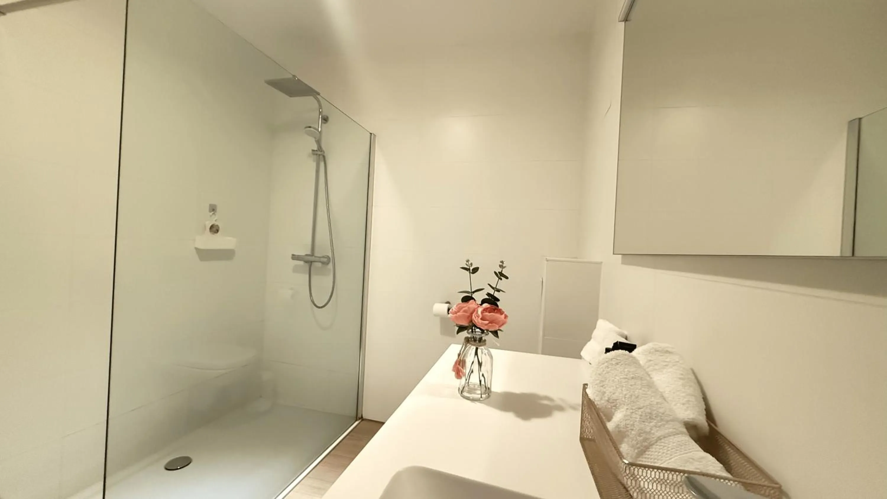 Shower in OneLuxStay near Diamond District