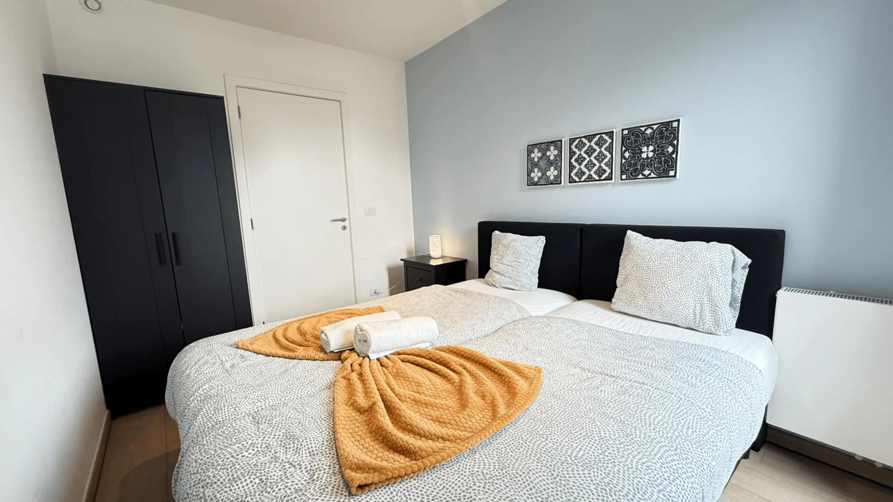 Bed in OneLuxStay near Diamond District