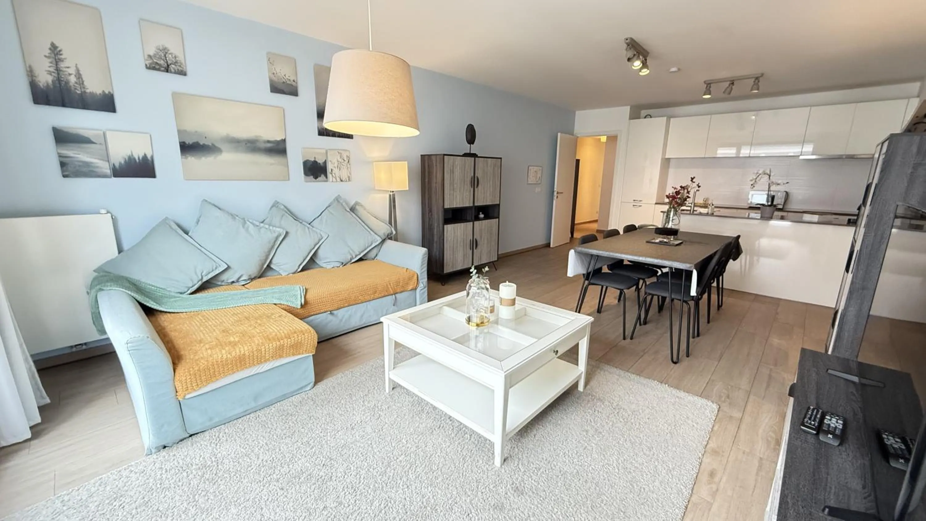 Living room in OneLuxStay near Diamond District