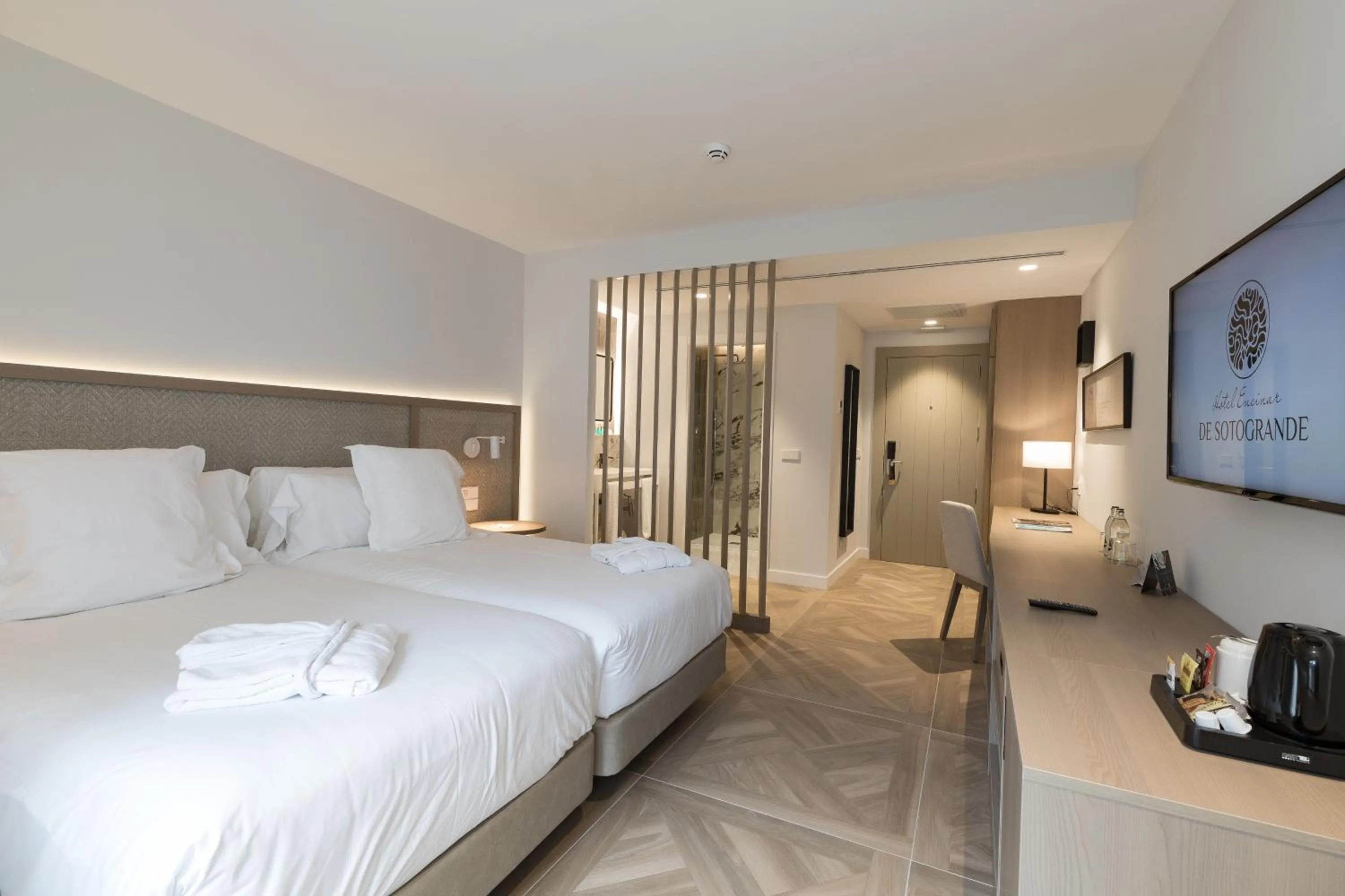 Property building, Bed in Hotel Encinar de Sotogrande