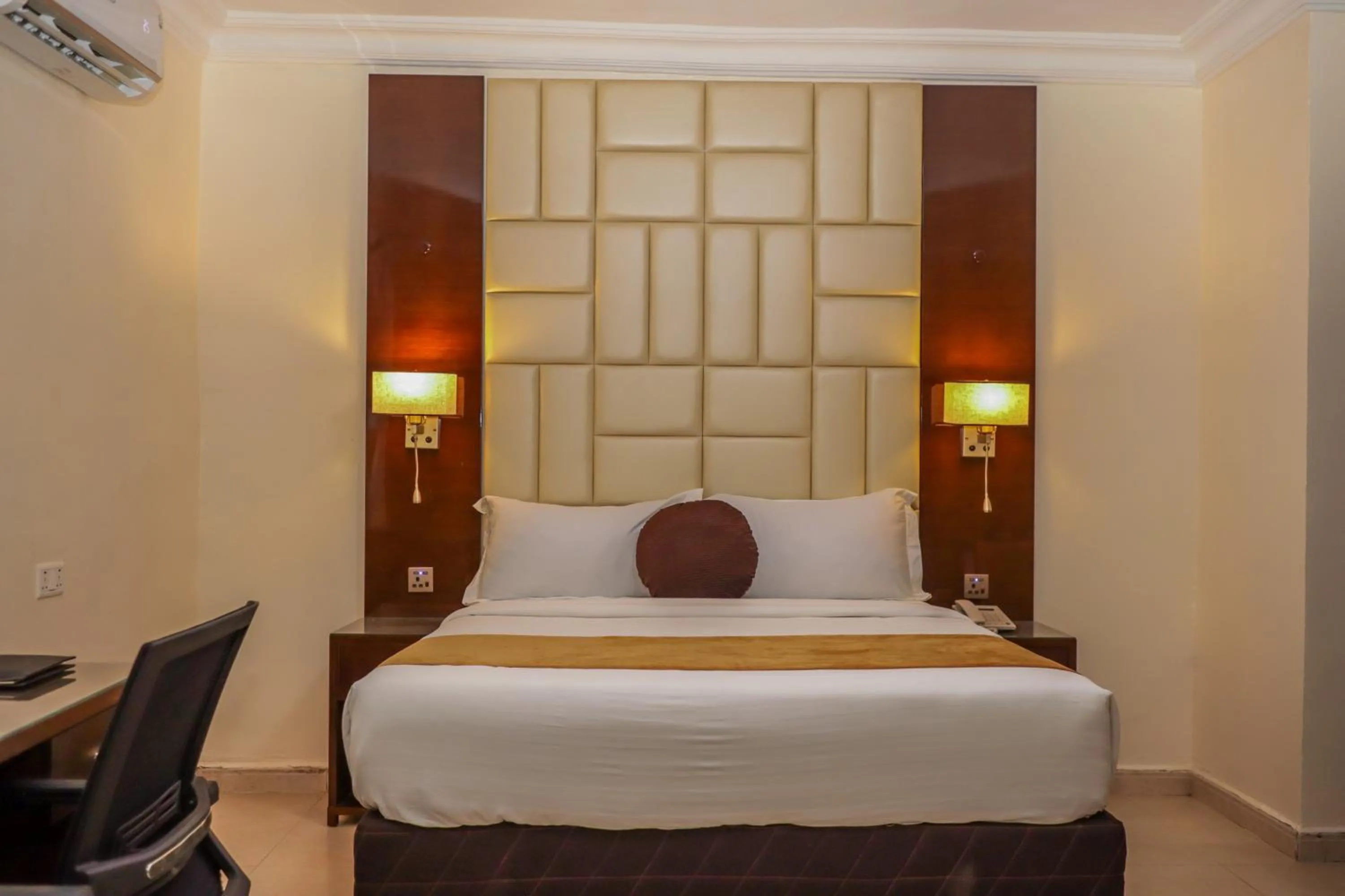 Photo of the whole room, Bed in De Rembrandt Hotels and Suites