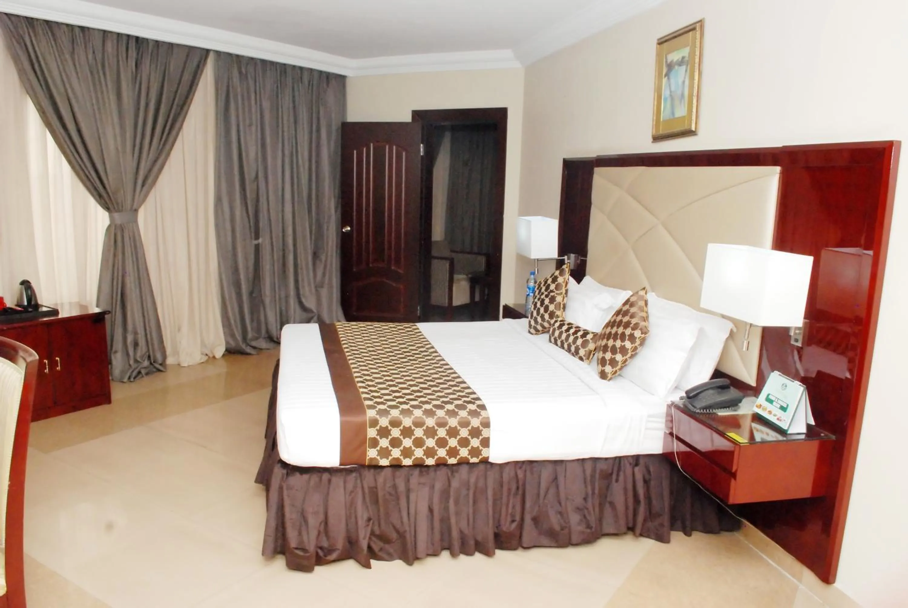 Bed in De Rembrandt Hotels and Suites