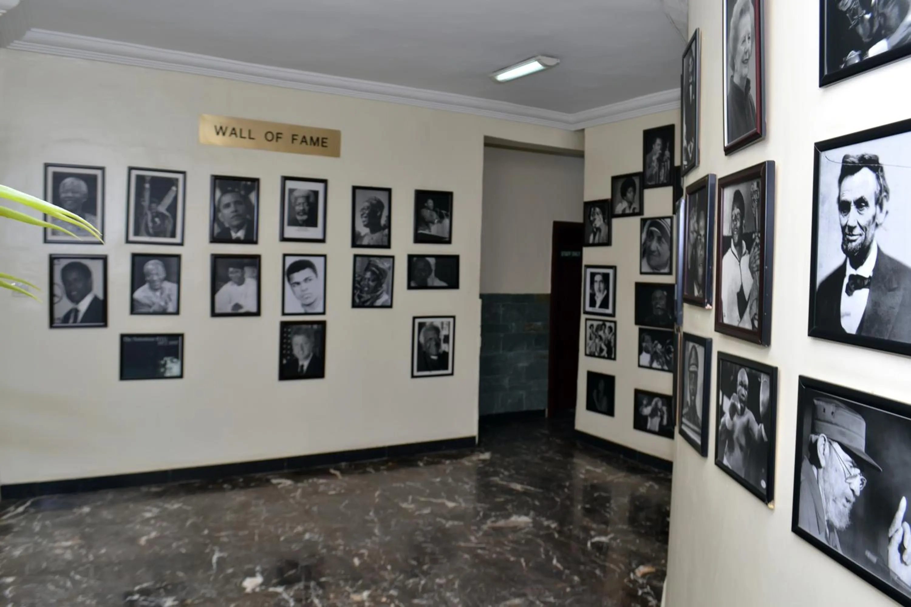 Library in De Rembrandt Hotels and Suites