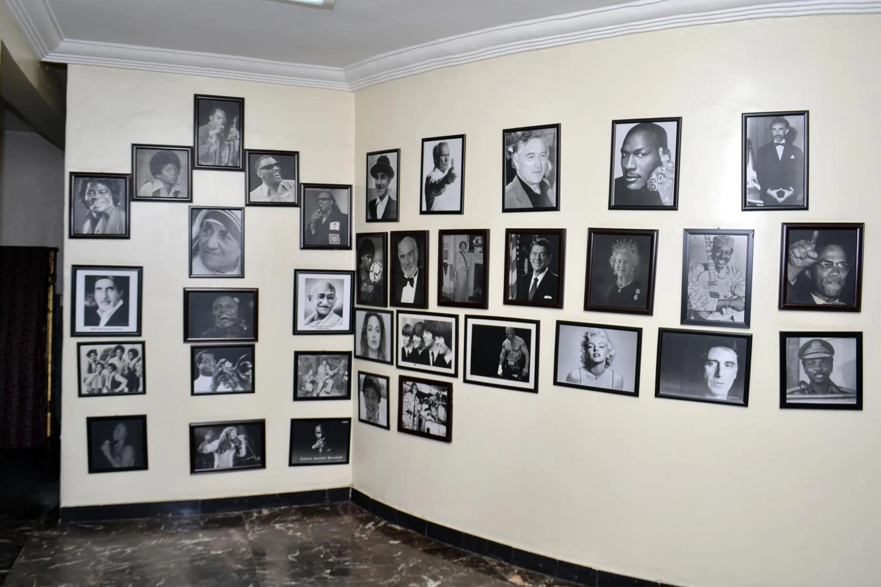 Library in De Rembrandt Hotels and Suites