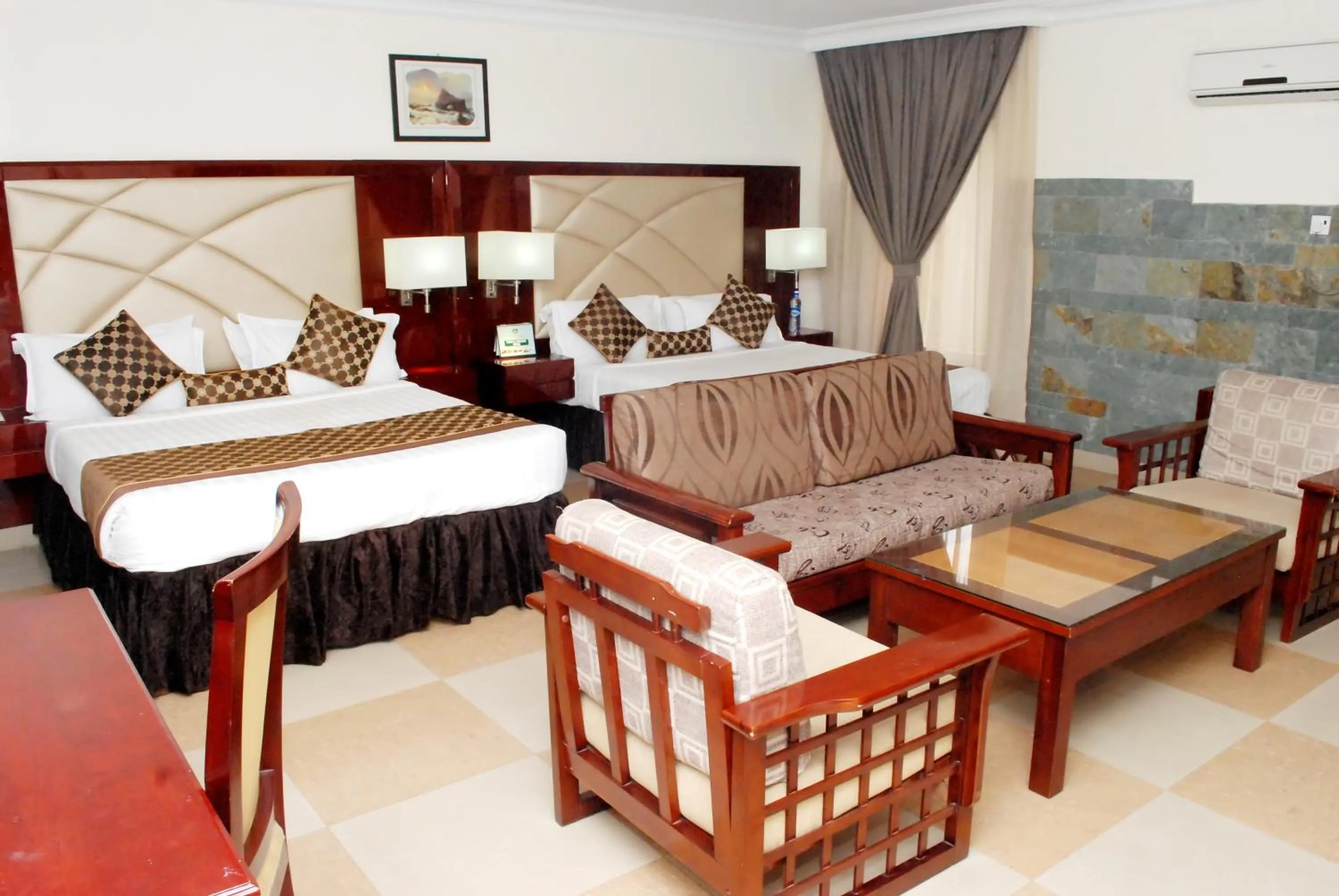 Living room, Bed in De Rembrandt Hotels and Suites