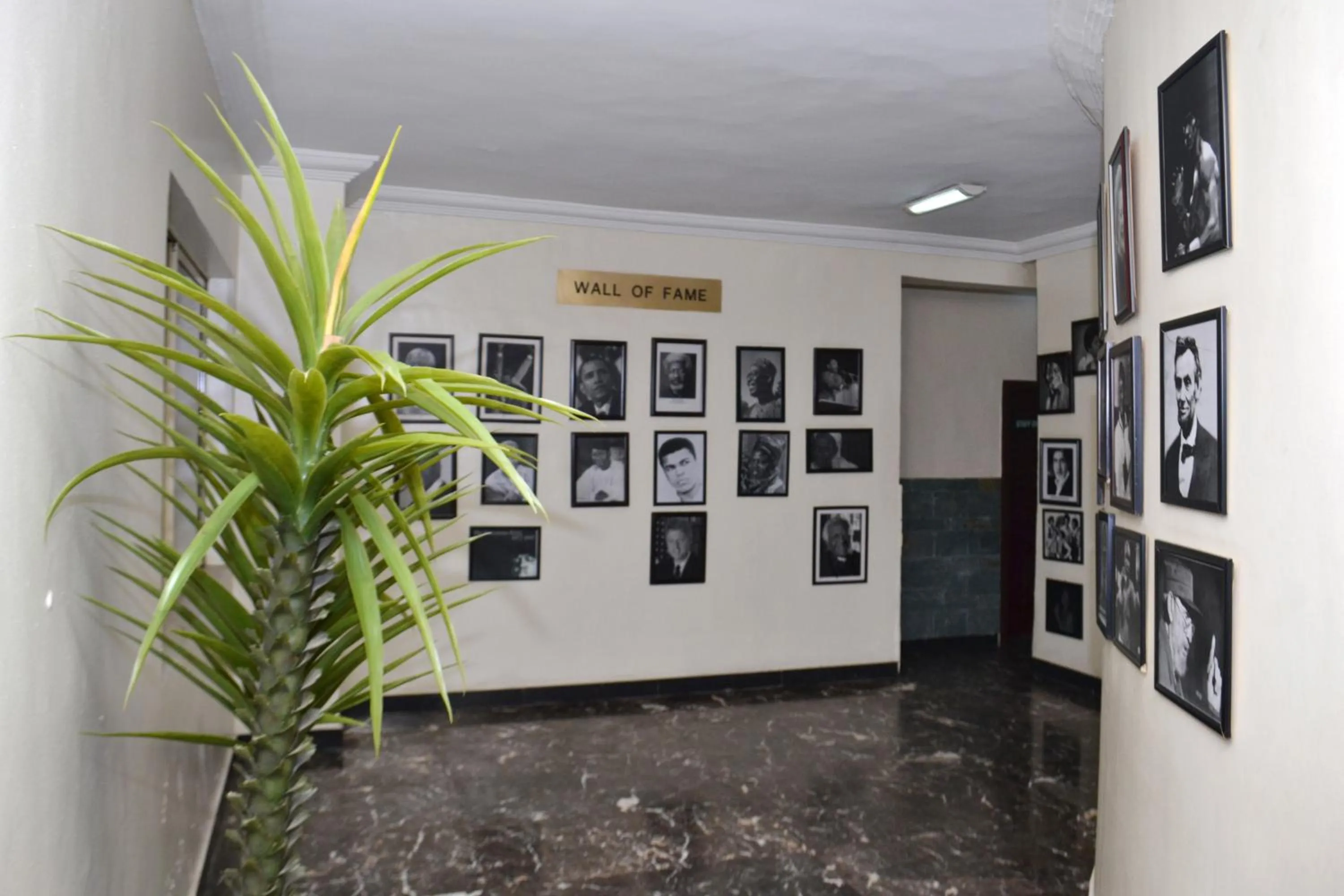 Library in De Rembrandt Hotels and Suites