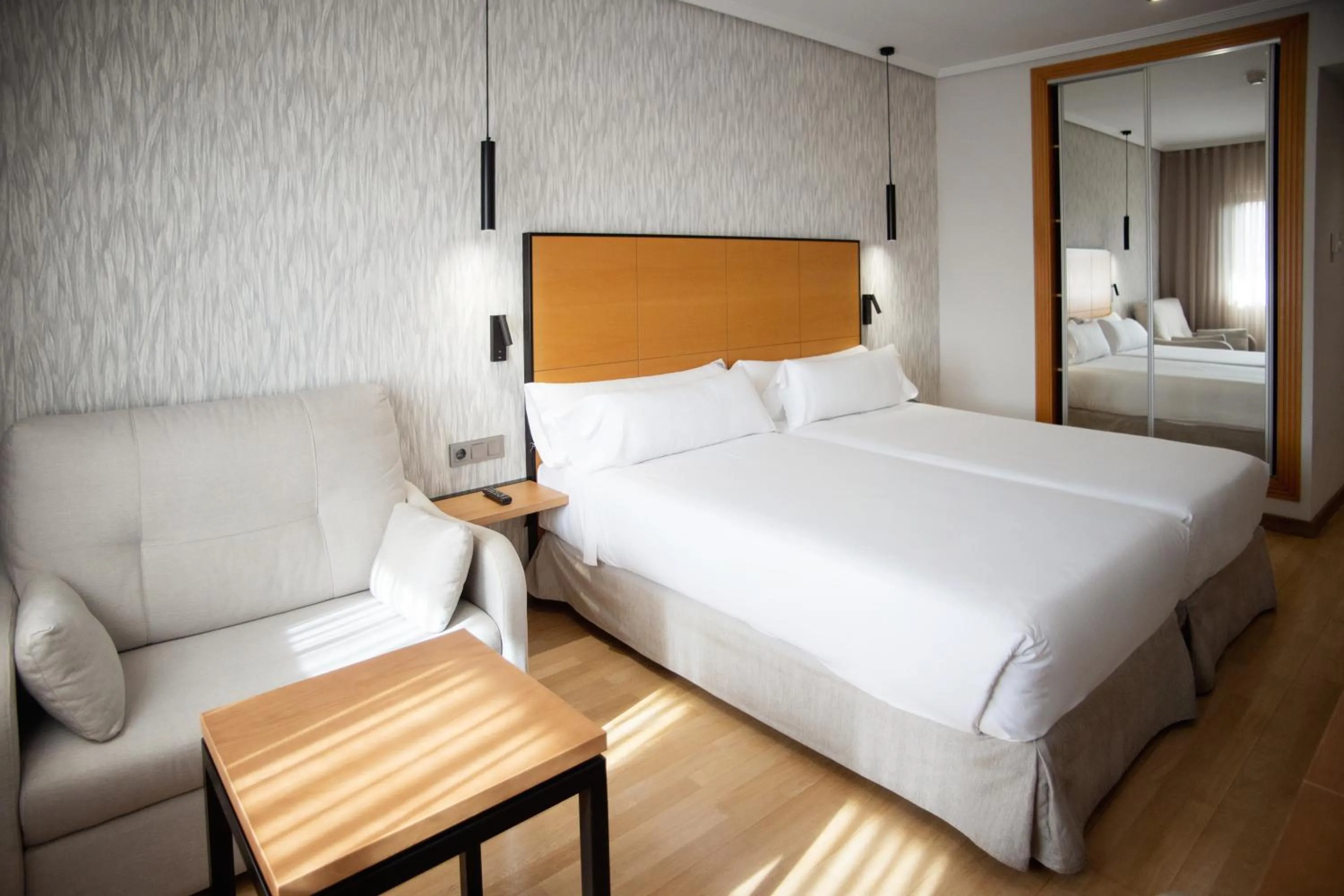 Photo of the whole room, Bed in Sercotel Gran Fama