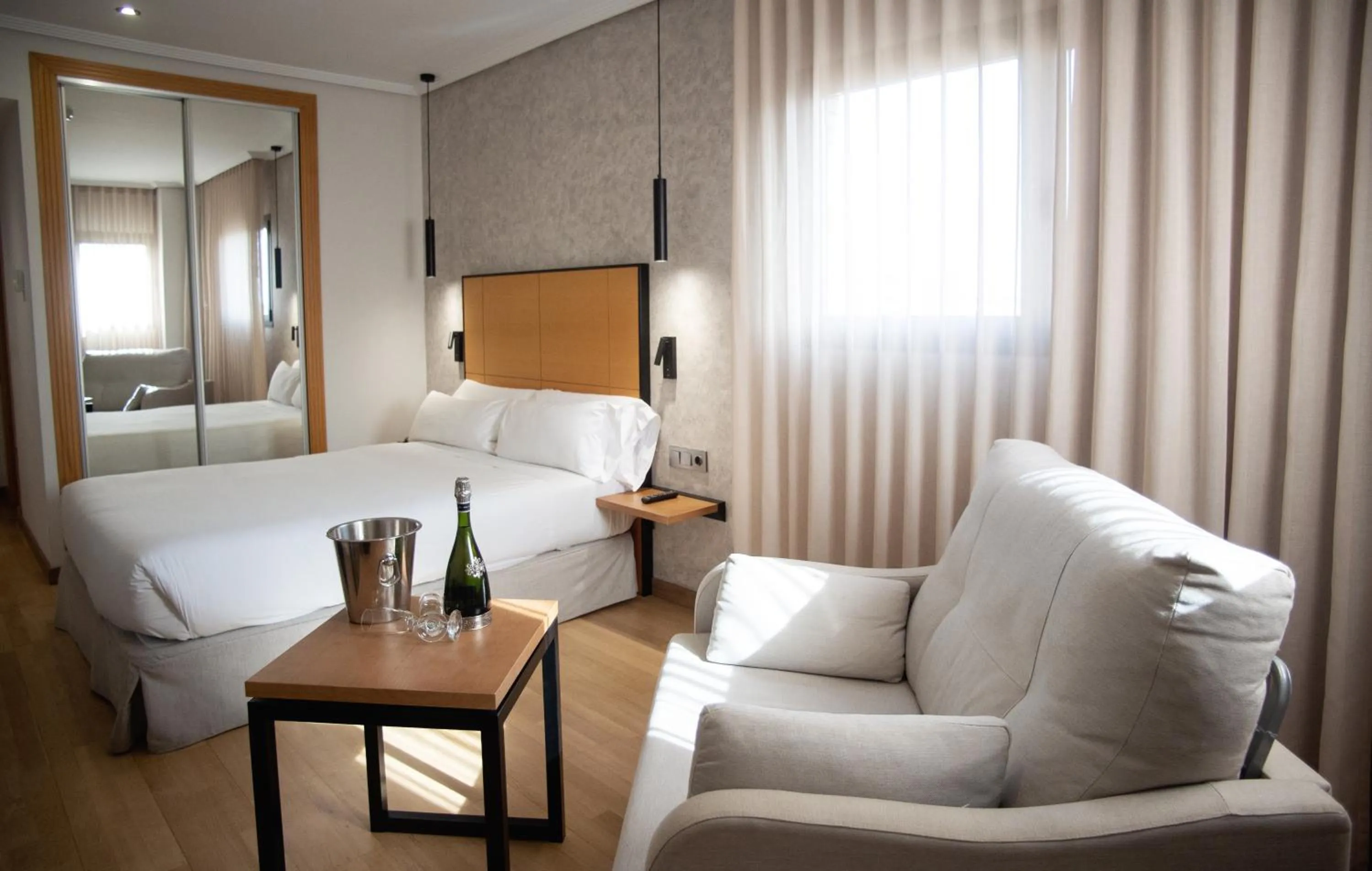 Photo of the whole room, Bed in Sercotel Gran Fama