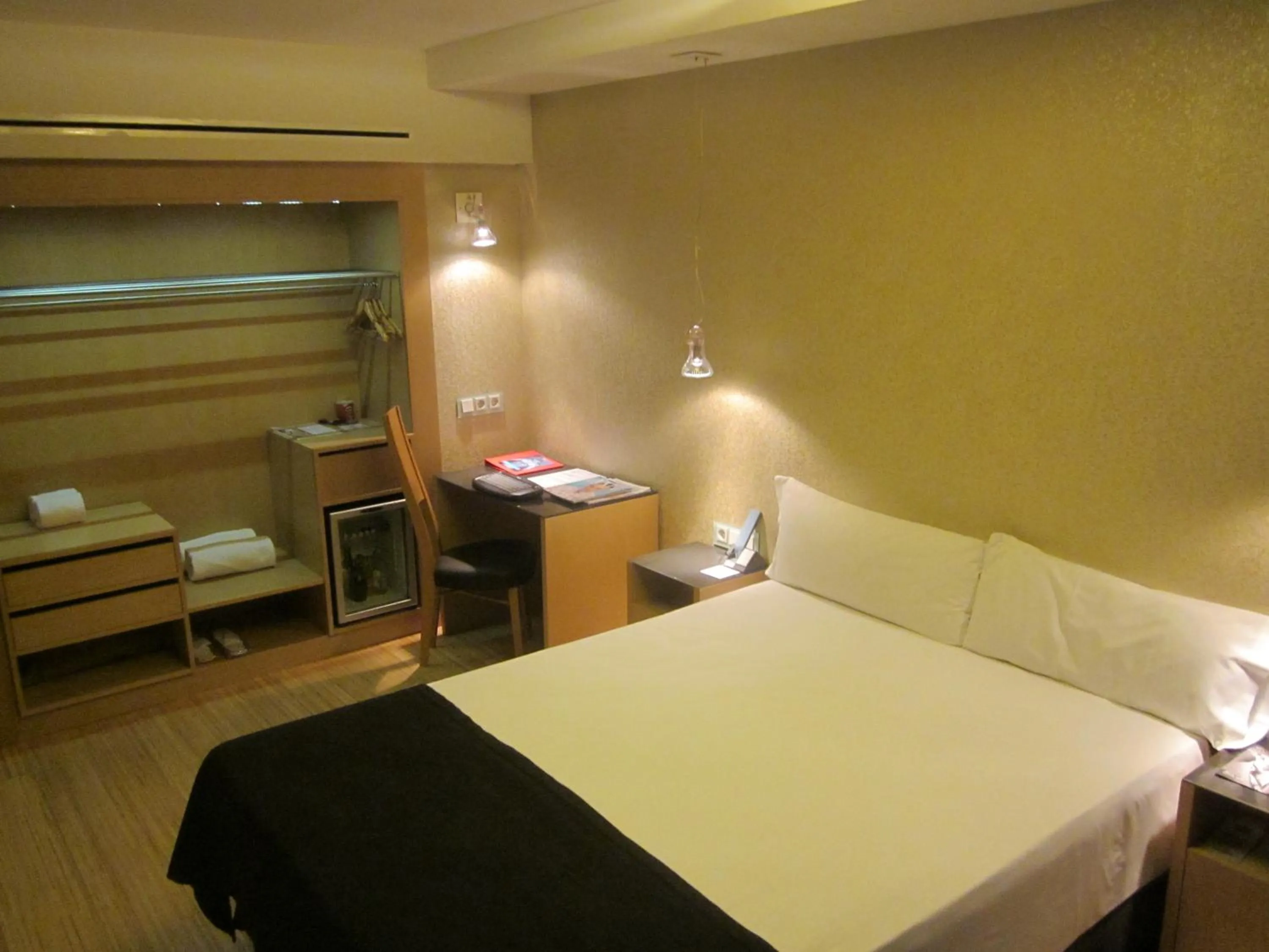 Photo of the whole room, Bed in Axel Hotel Barcelona - Adults Only