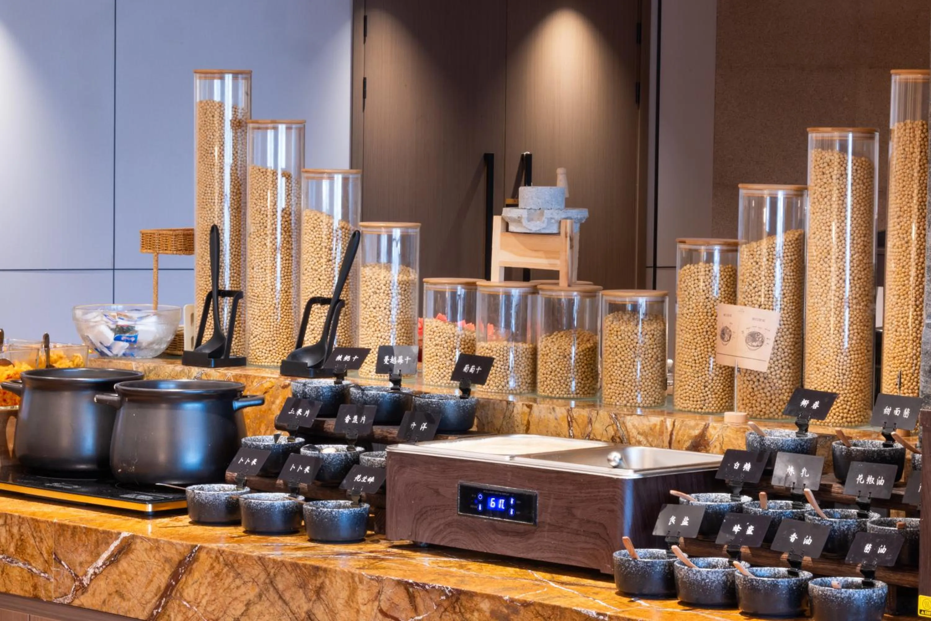 Atour X Hotel Shenzhen Luohu Dongmen Pedestrian Street