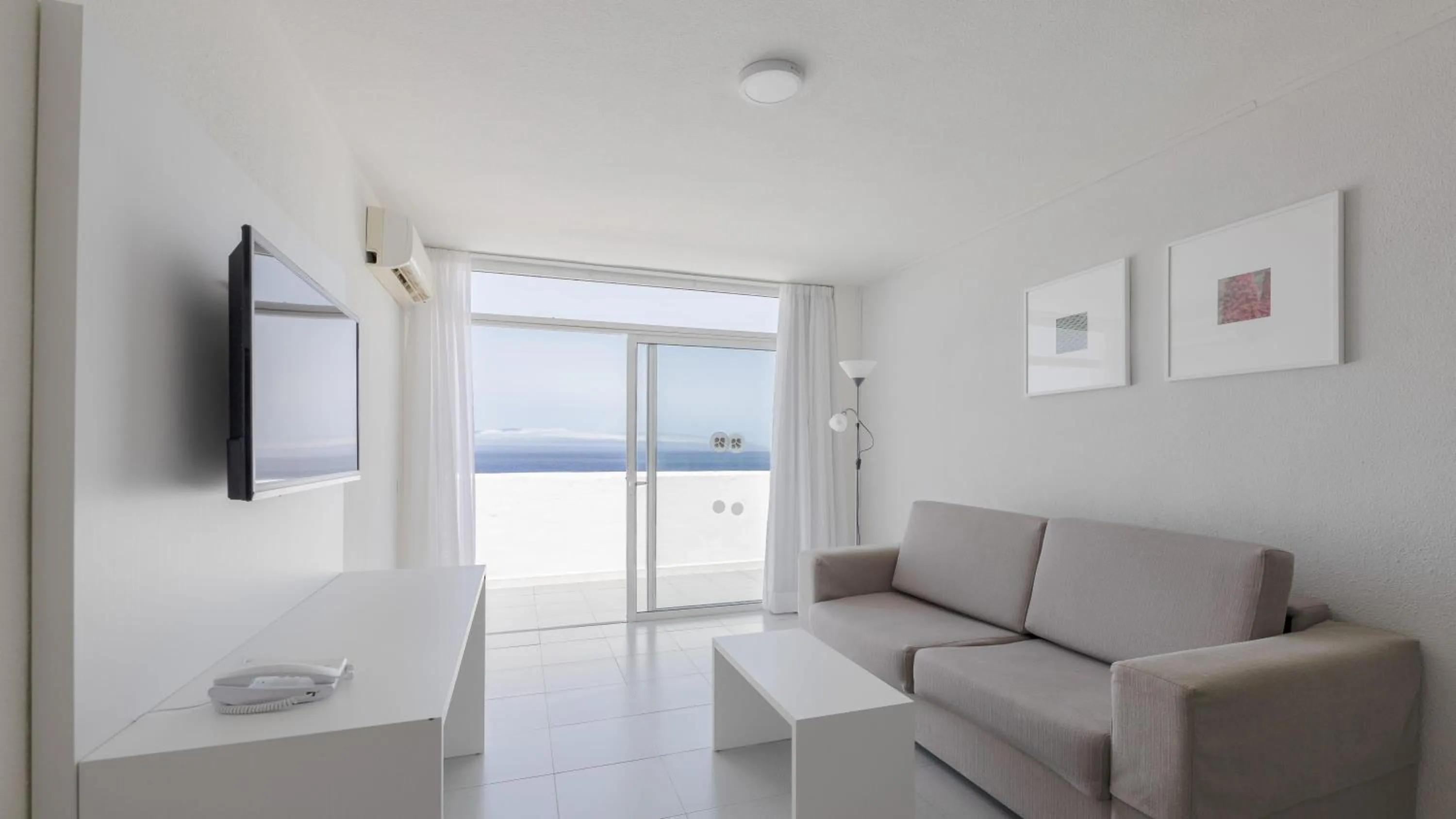 Photo of the whole room in BLUESEA Lagos de Cesar