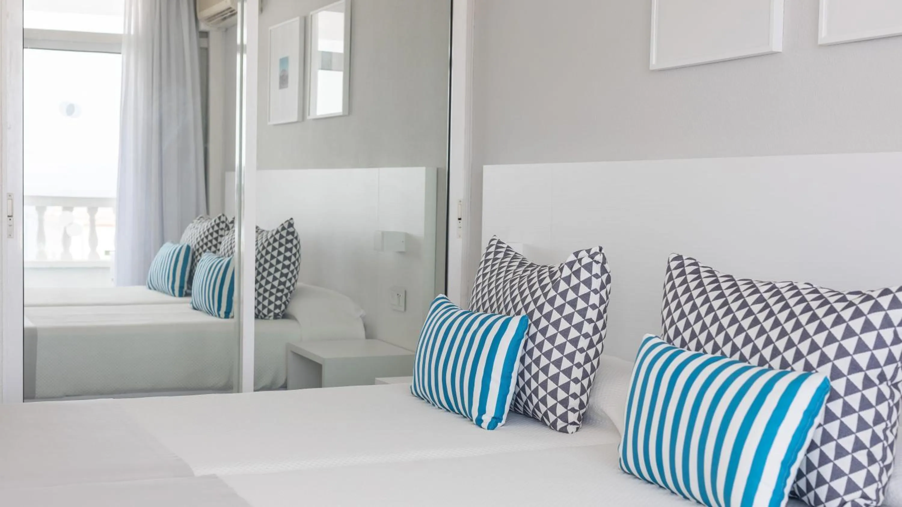 Photo of the whole room, Bed in BLUESEA Lagos de Cesar