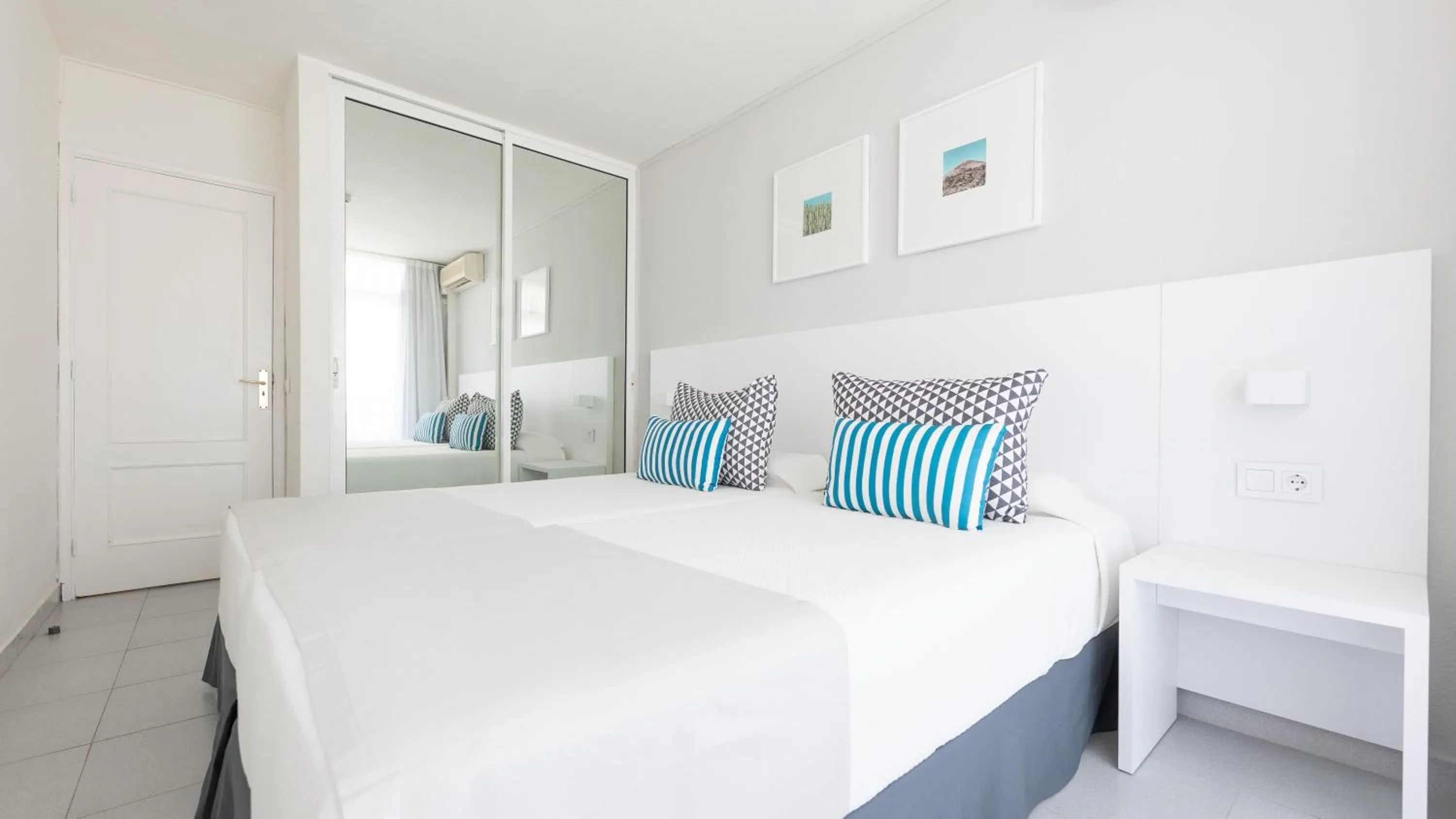 Photo of the whole room, Bed in BLUESEA Lagos de Cesar