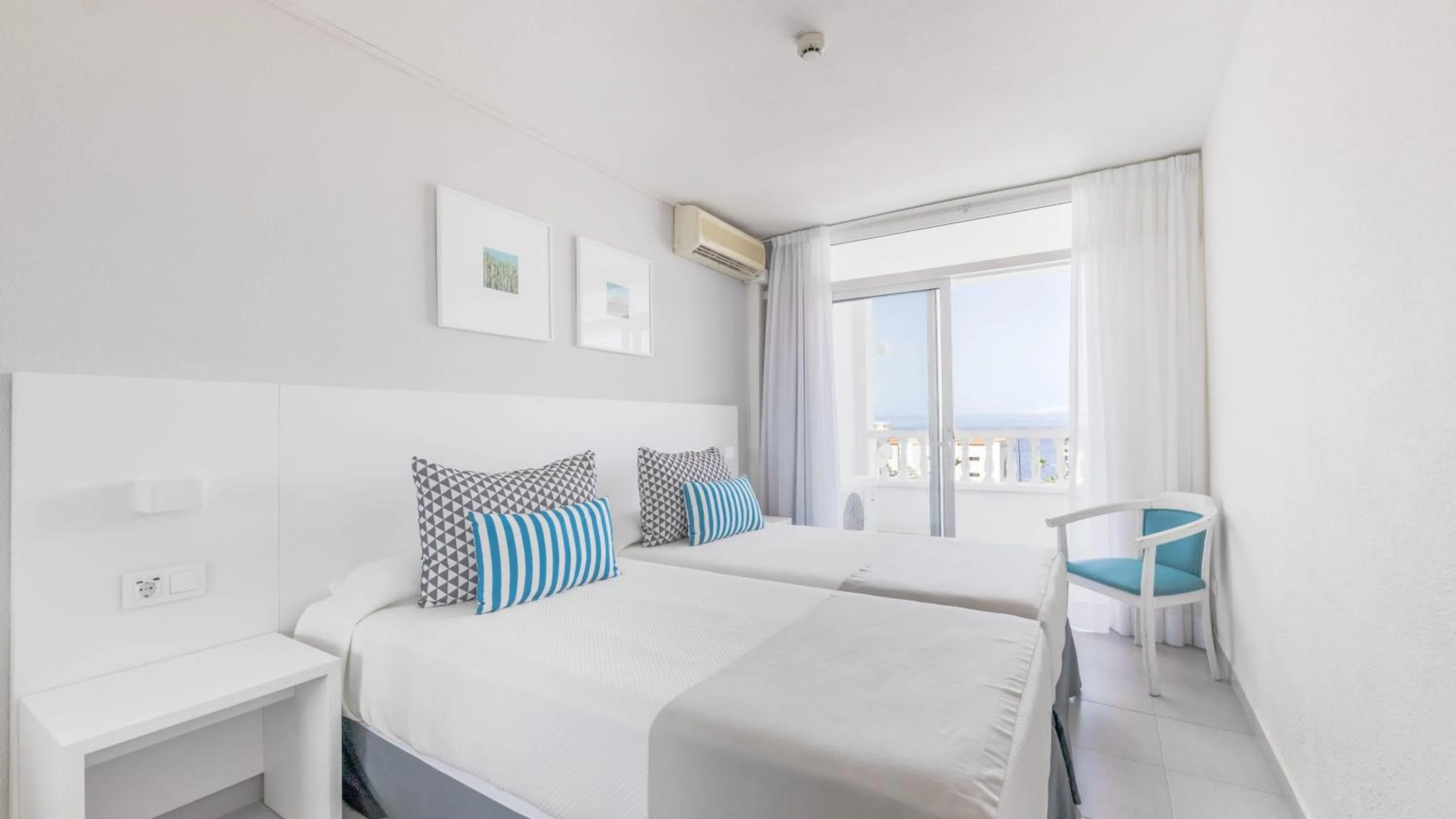 Photo of the whole room, Bed in BLUESEA Lagos de Cesar