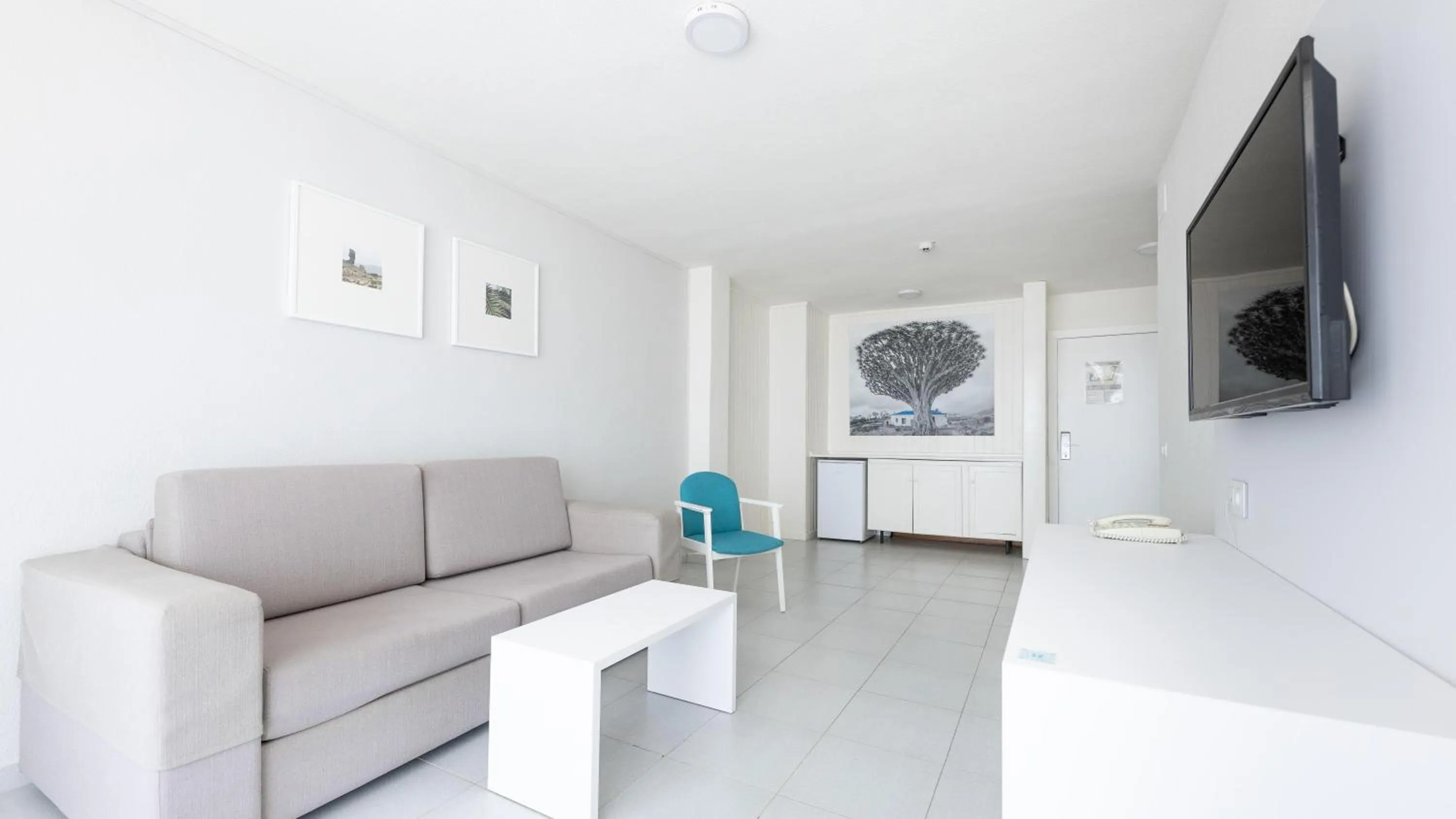 Photo of the whole room in BLUESEA Lagos de Cesar