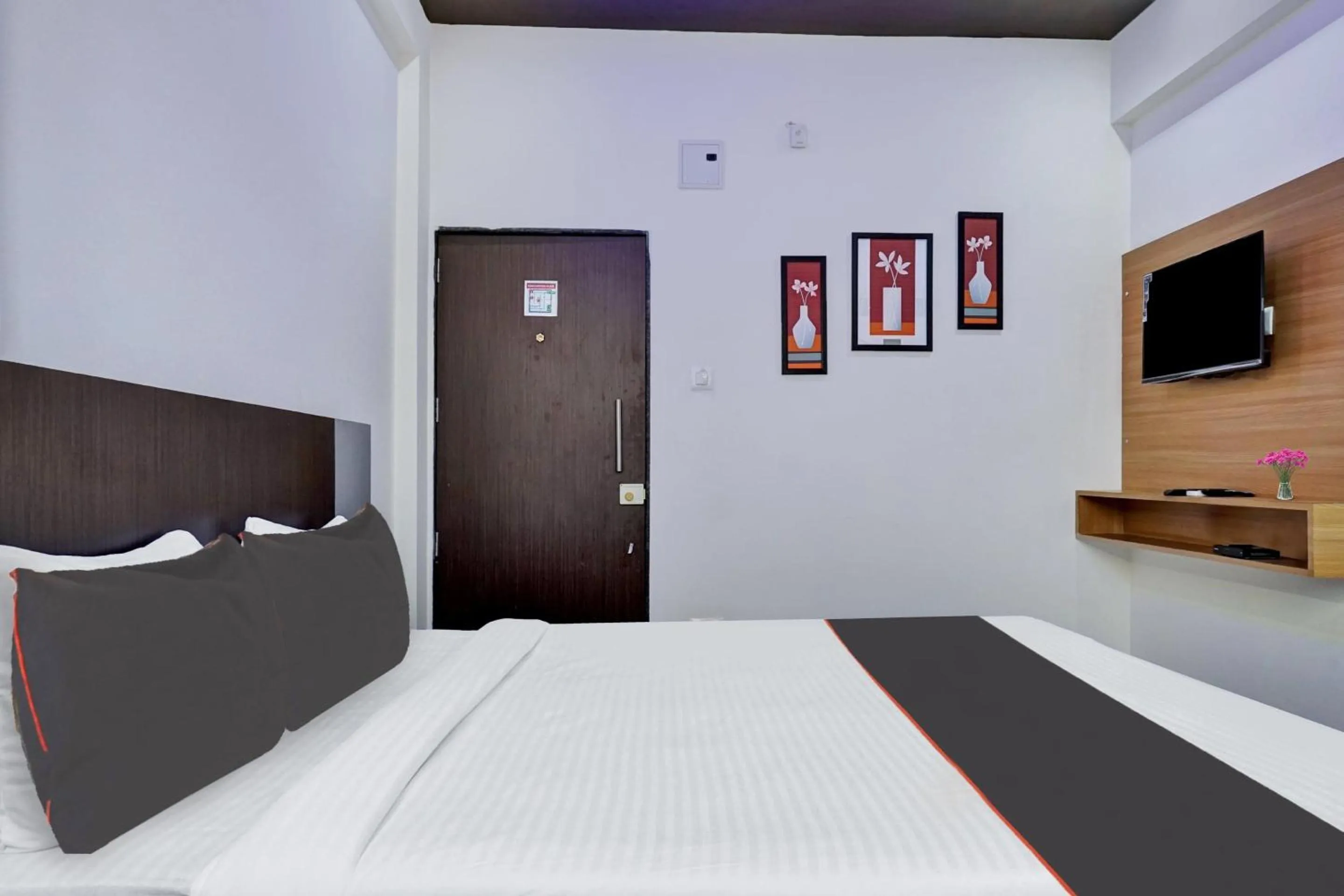 Bedroom, Bed in Super Collection O Eon Inn Near Pune Airport