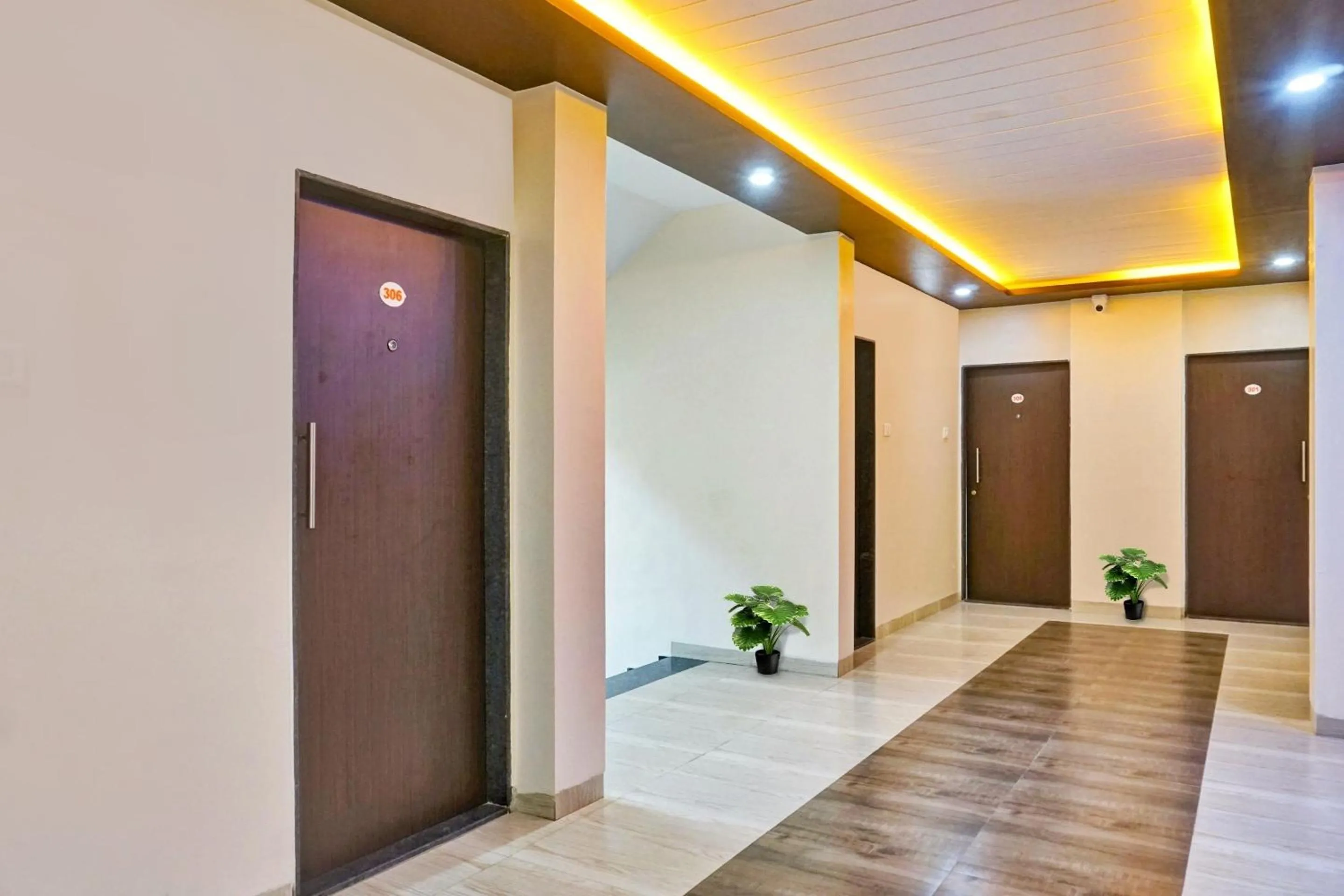 Lobby or reception in Super Collection O Eon Inn Near Pune Airport