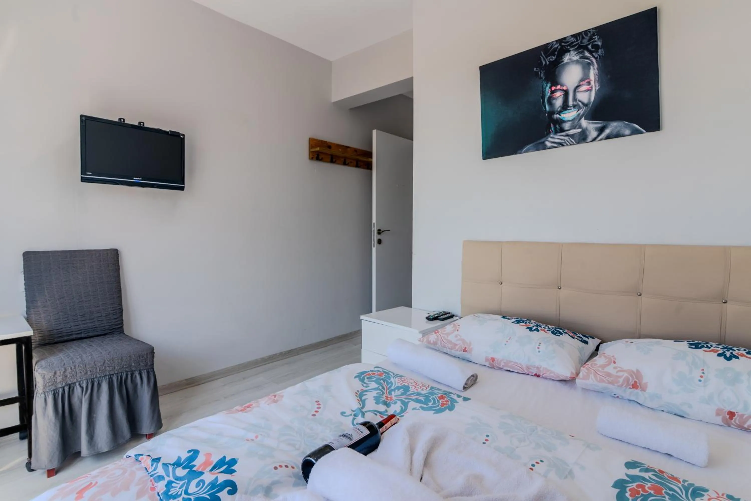 Communal lounge/ TV room, Bed in Airport Black Sea Hotel & Restaurant