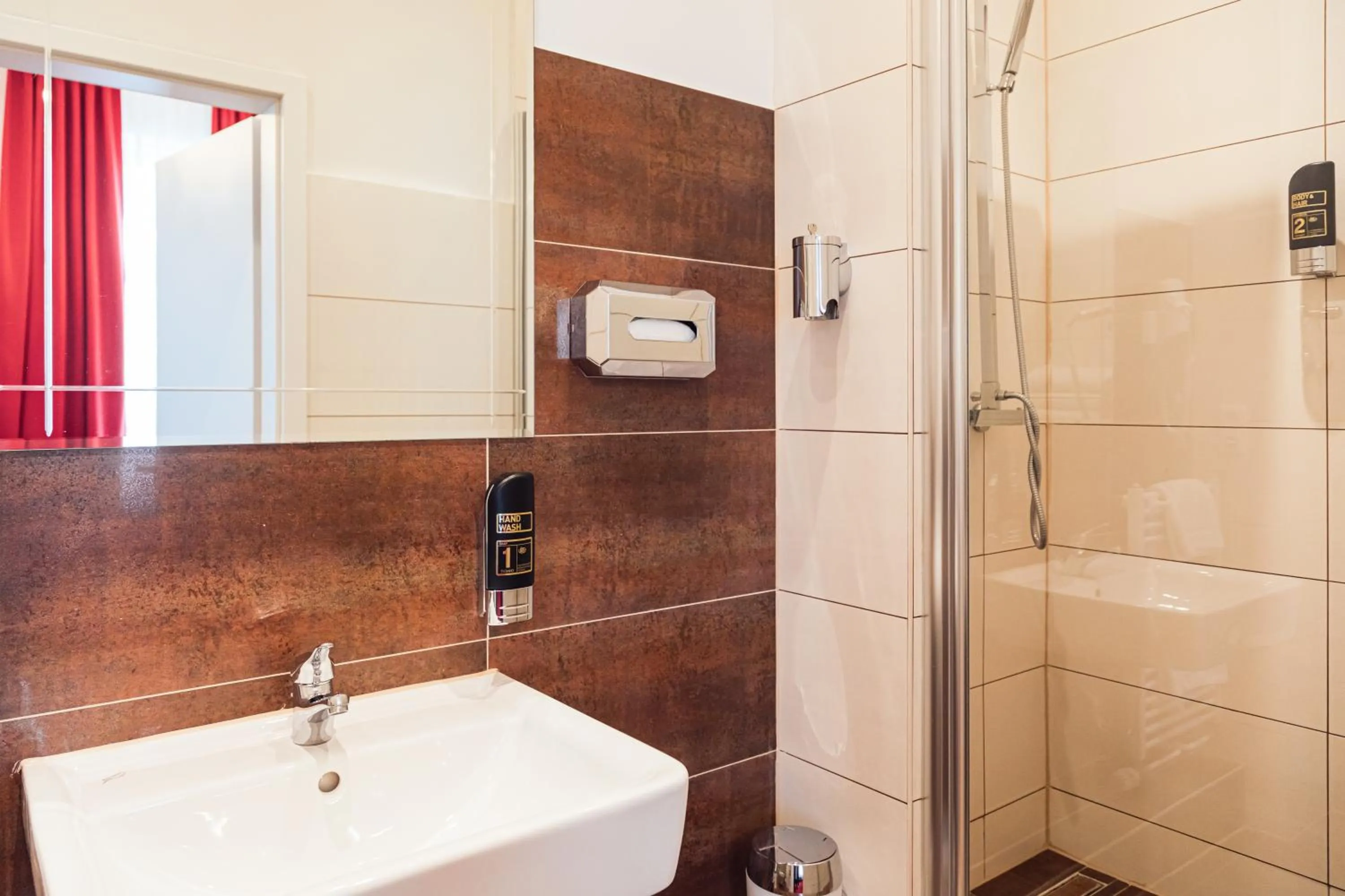 Shower in Hotel Hamburger Perle