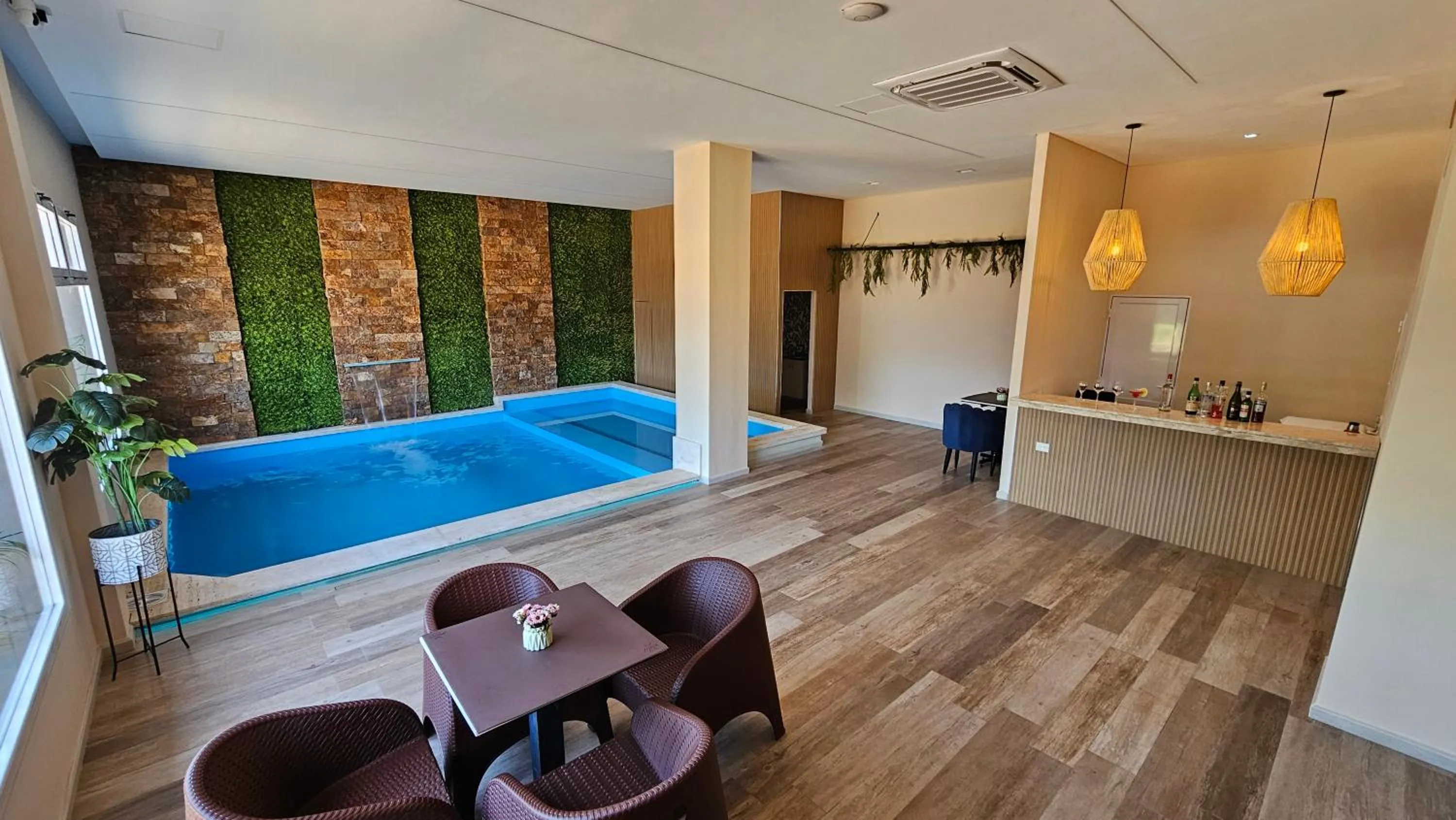 Swimming pool in Mensú Grand Hotel