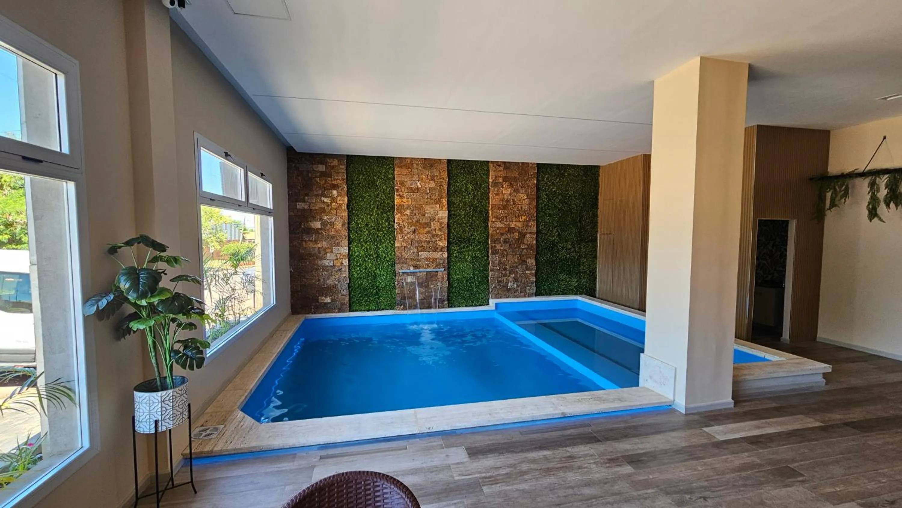 Swimming pool in Mensú Grand Hotel