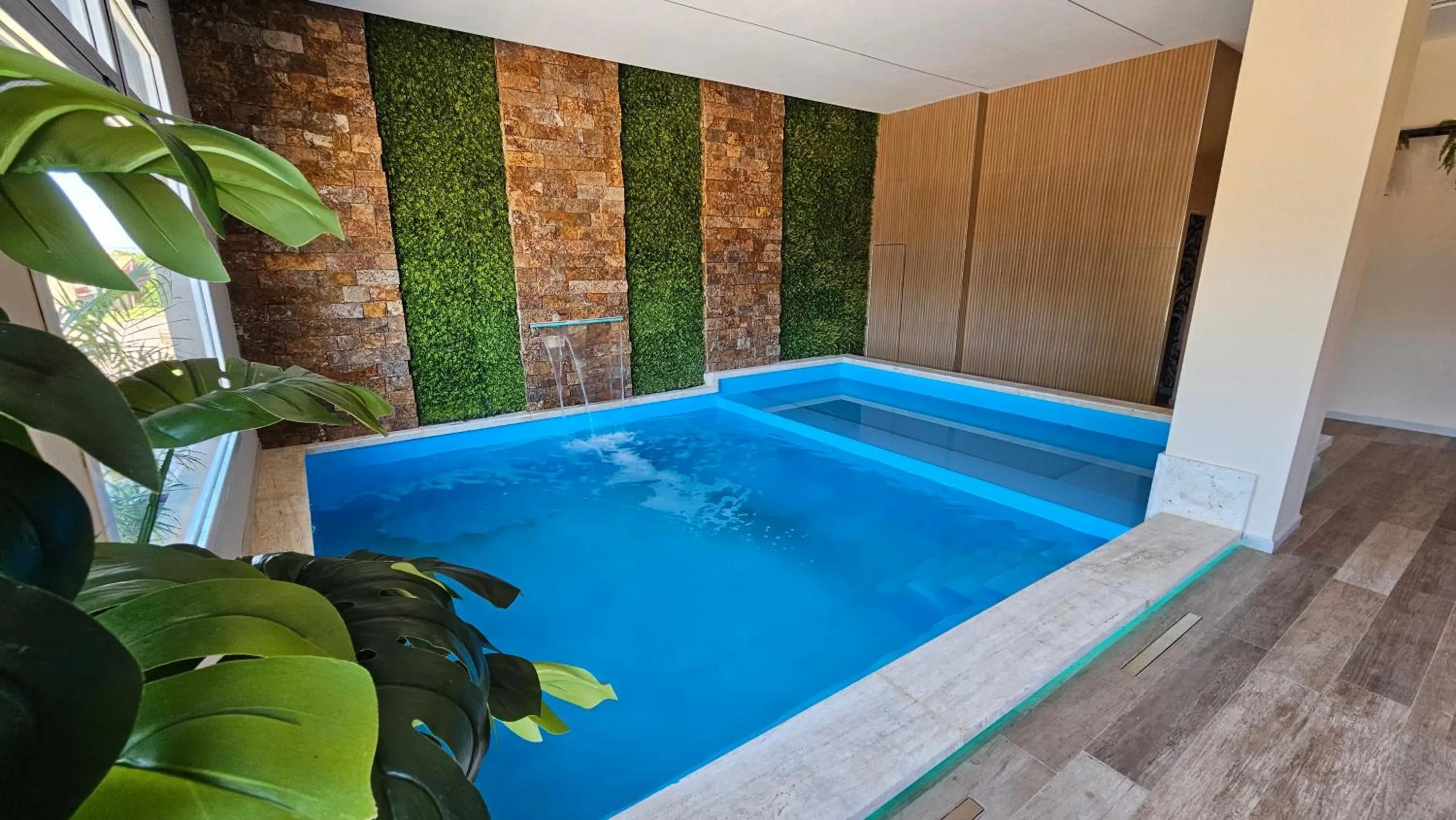 Swimming pool in Mensú Grand Hotel