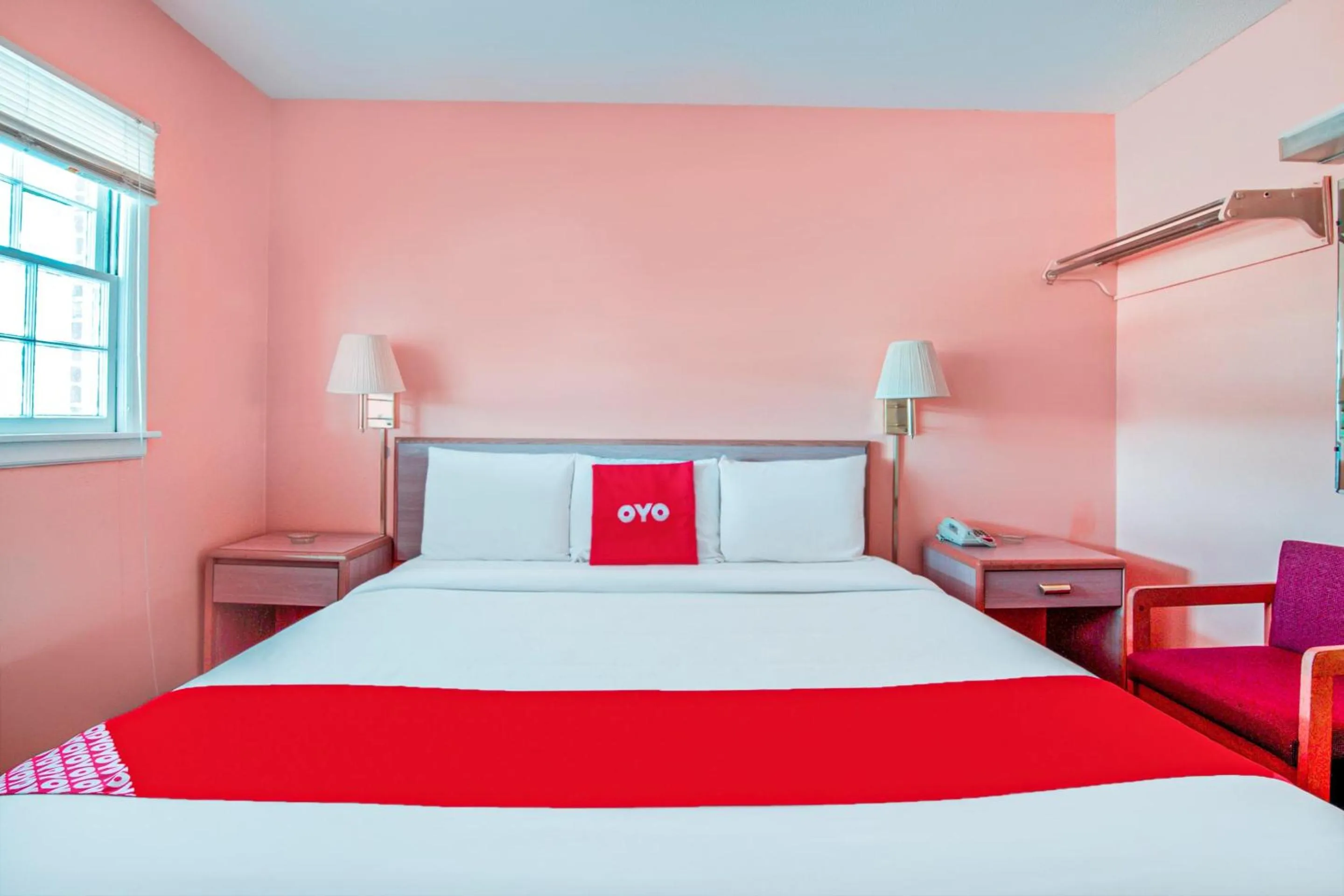 Bedroom, Bed in OYO Hotel Durham West Hills