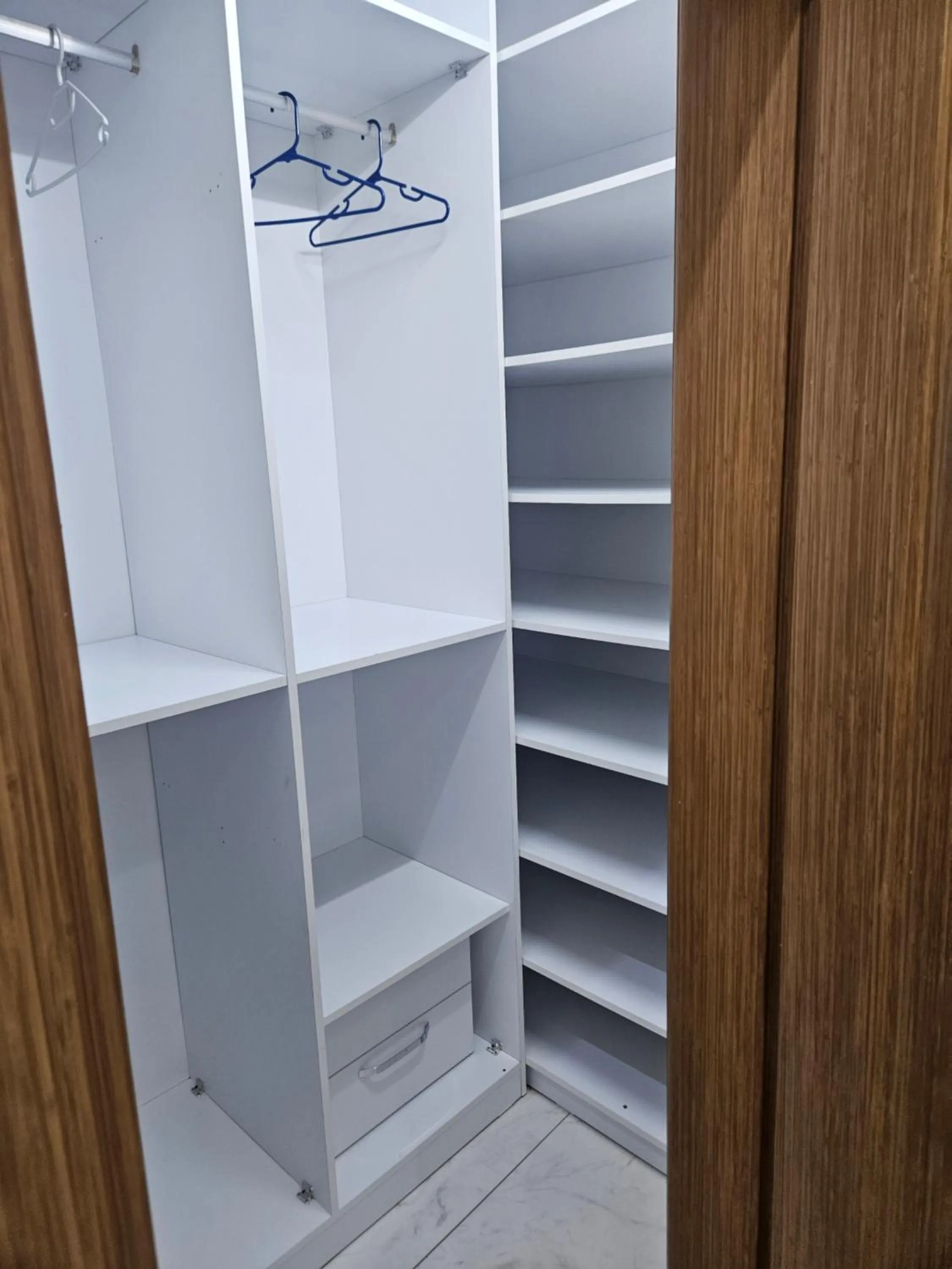 wardrobe in MARINA APPART Hôtel